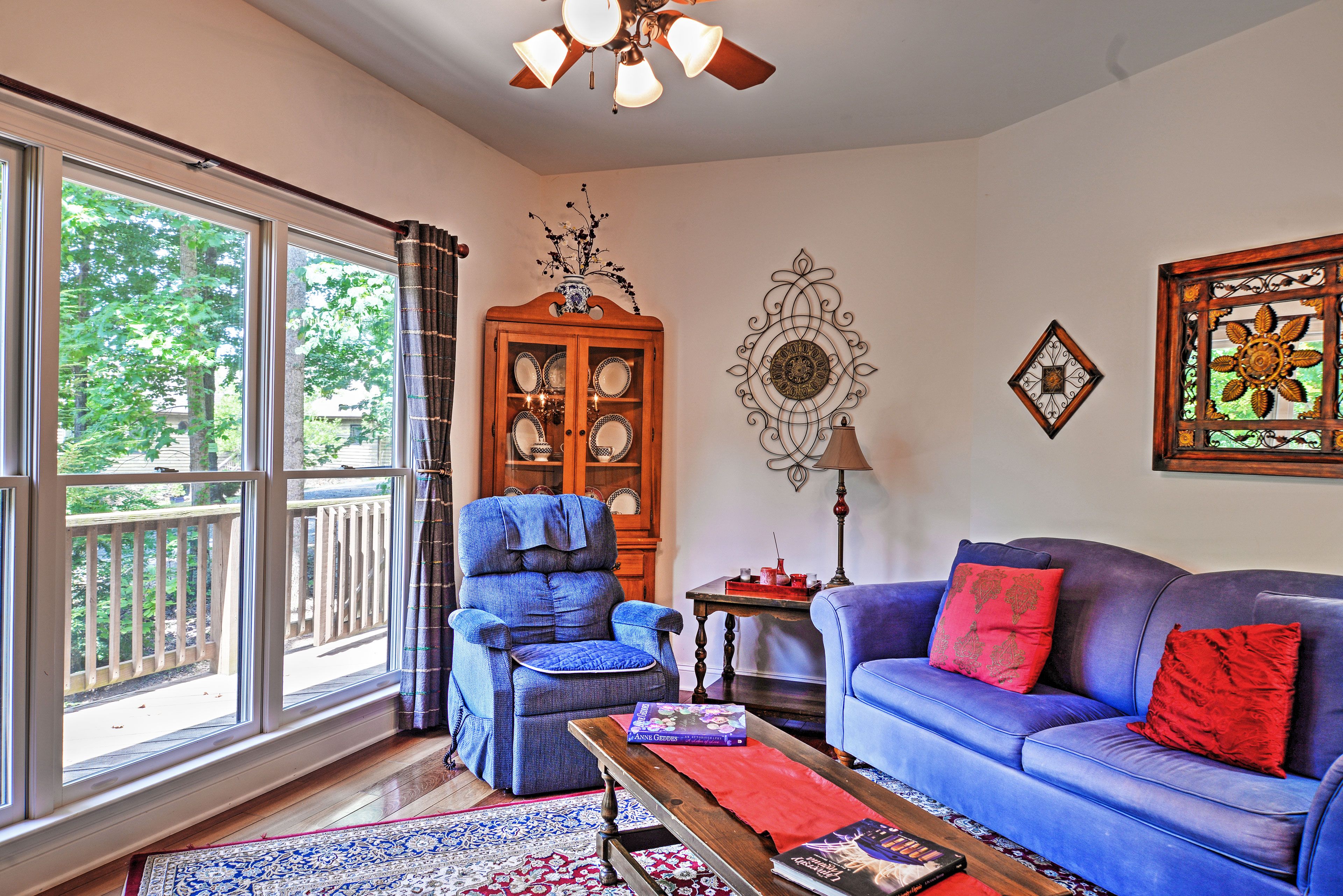 Living Room | Queen Sleeper Sofa | Free WiFi
