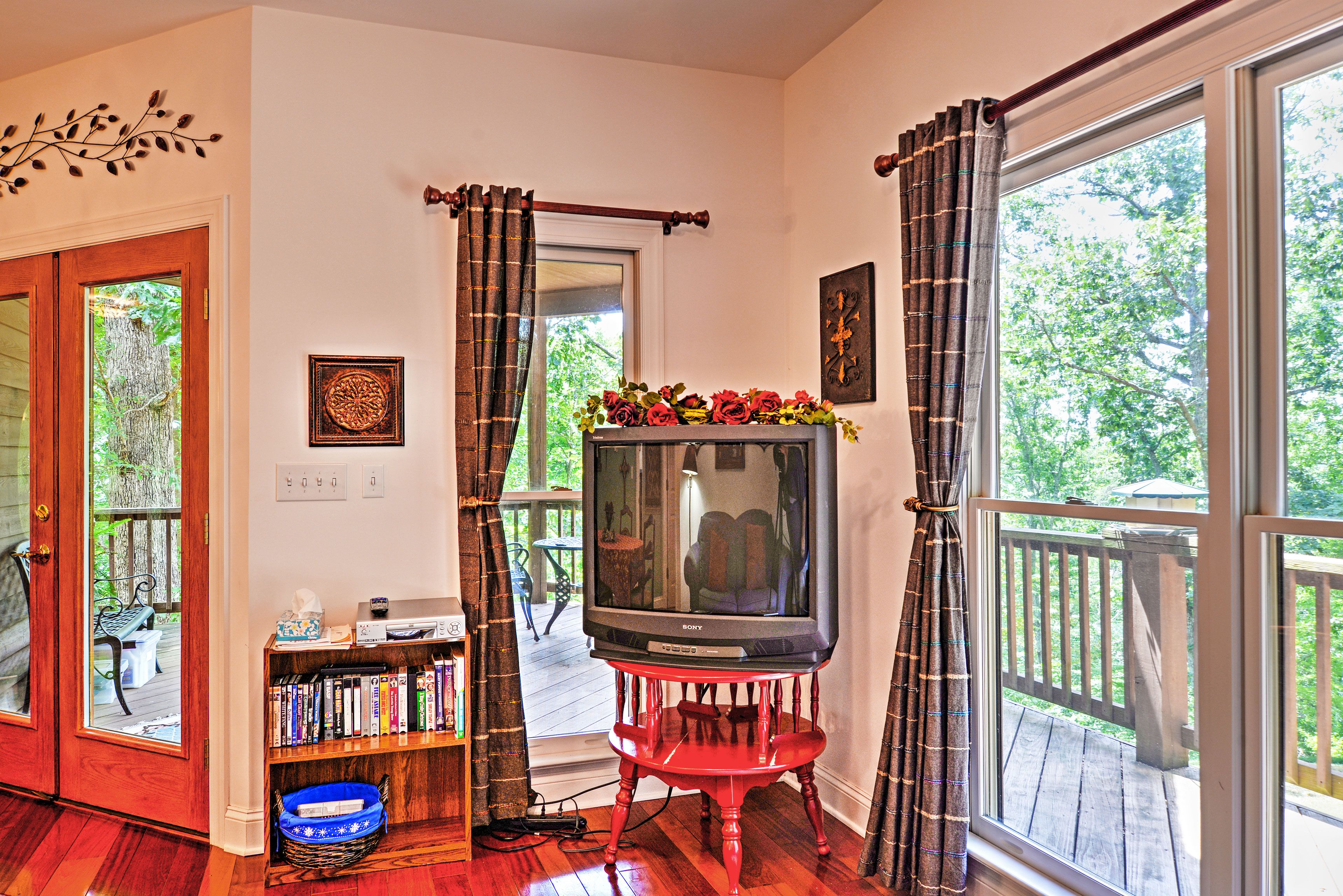 Living Room | Cable TV