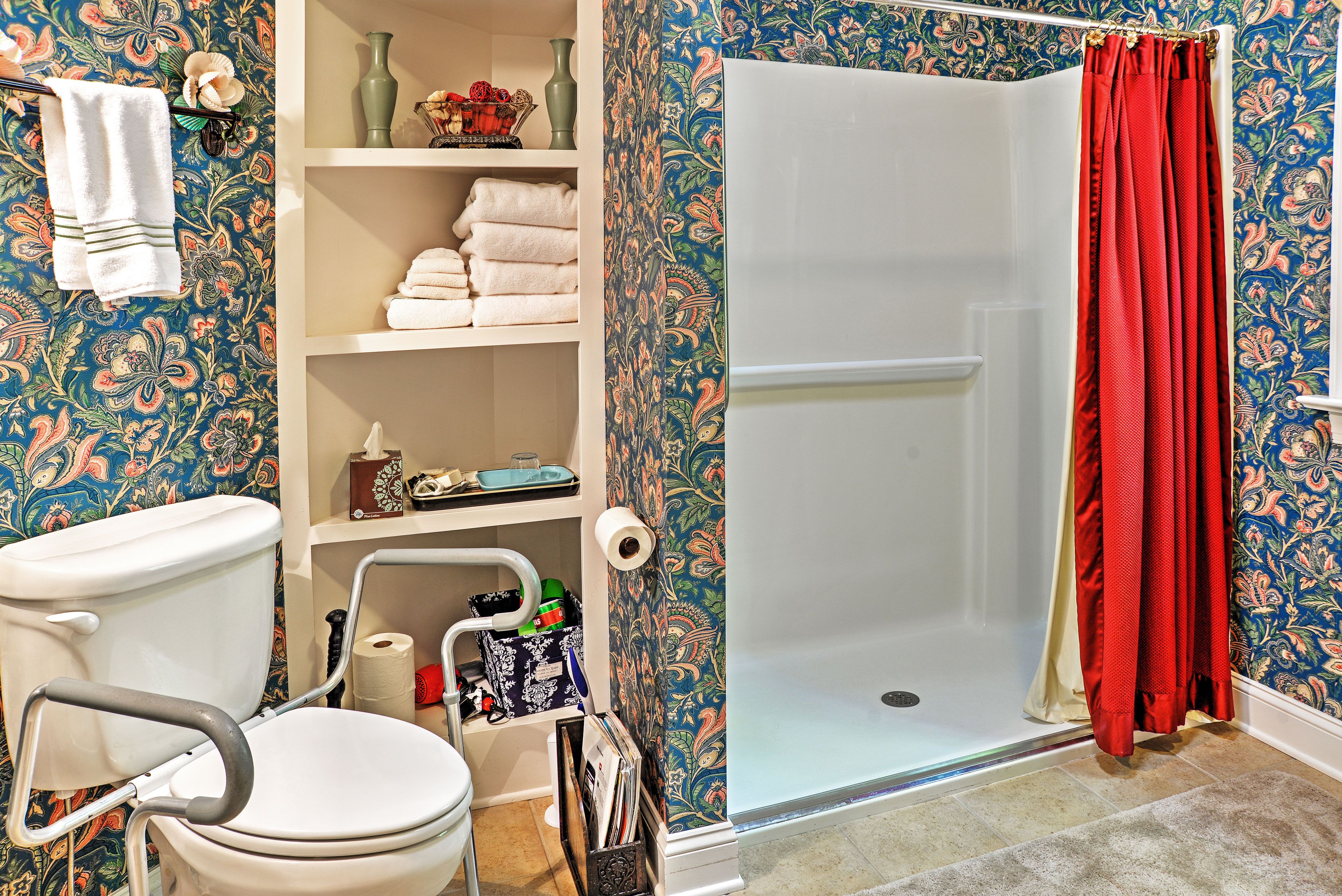 Full Bathroom | Toilet w/ Grab Rails
