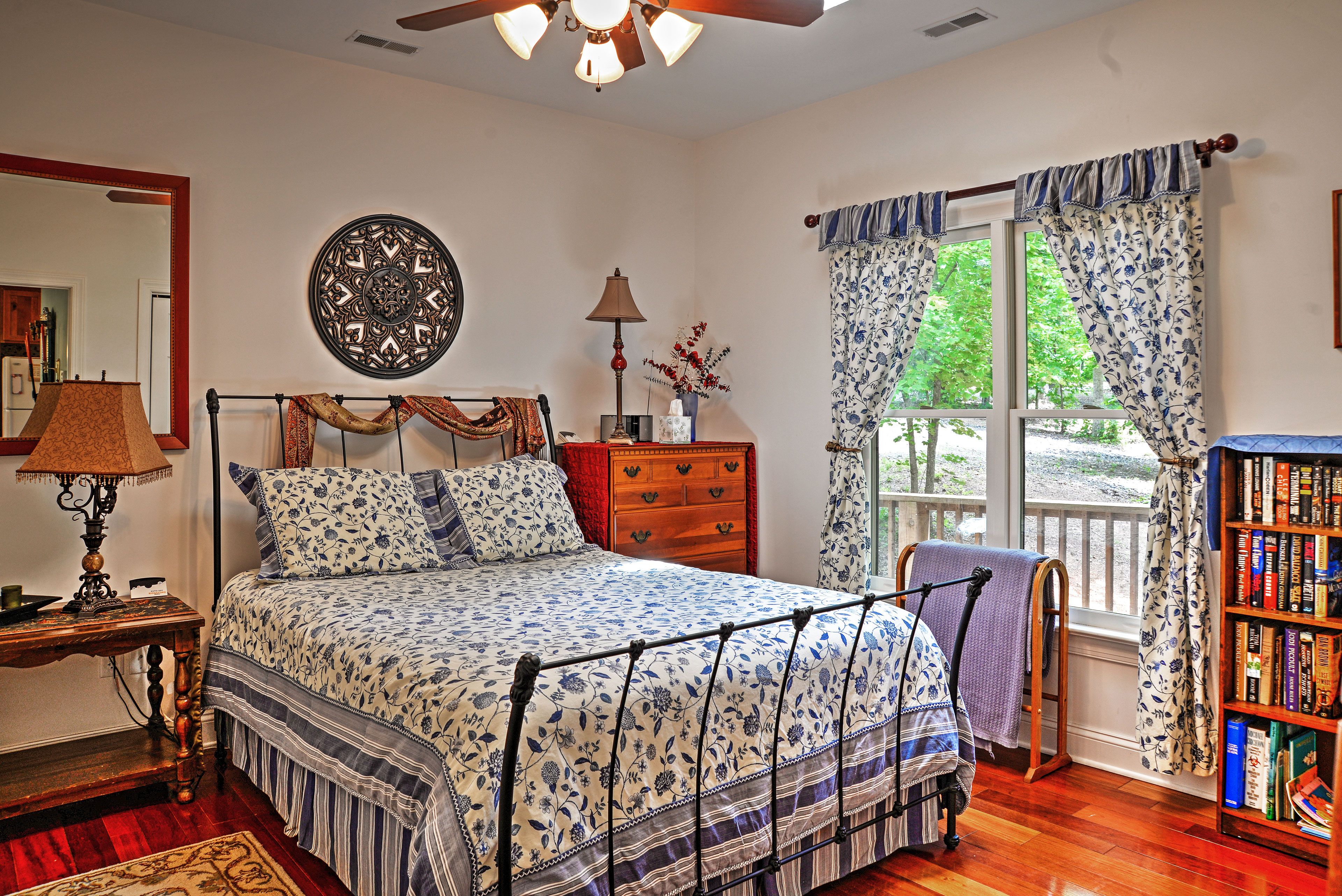 Bedroom | Queen Bed | Linens Provided