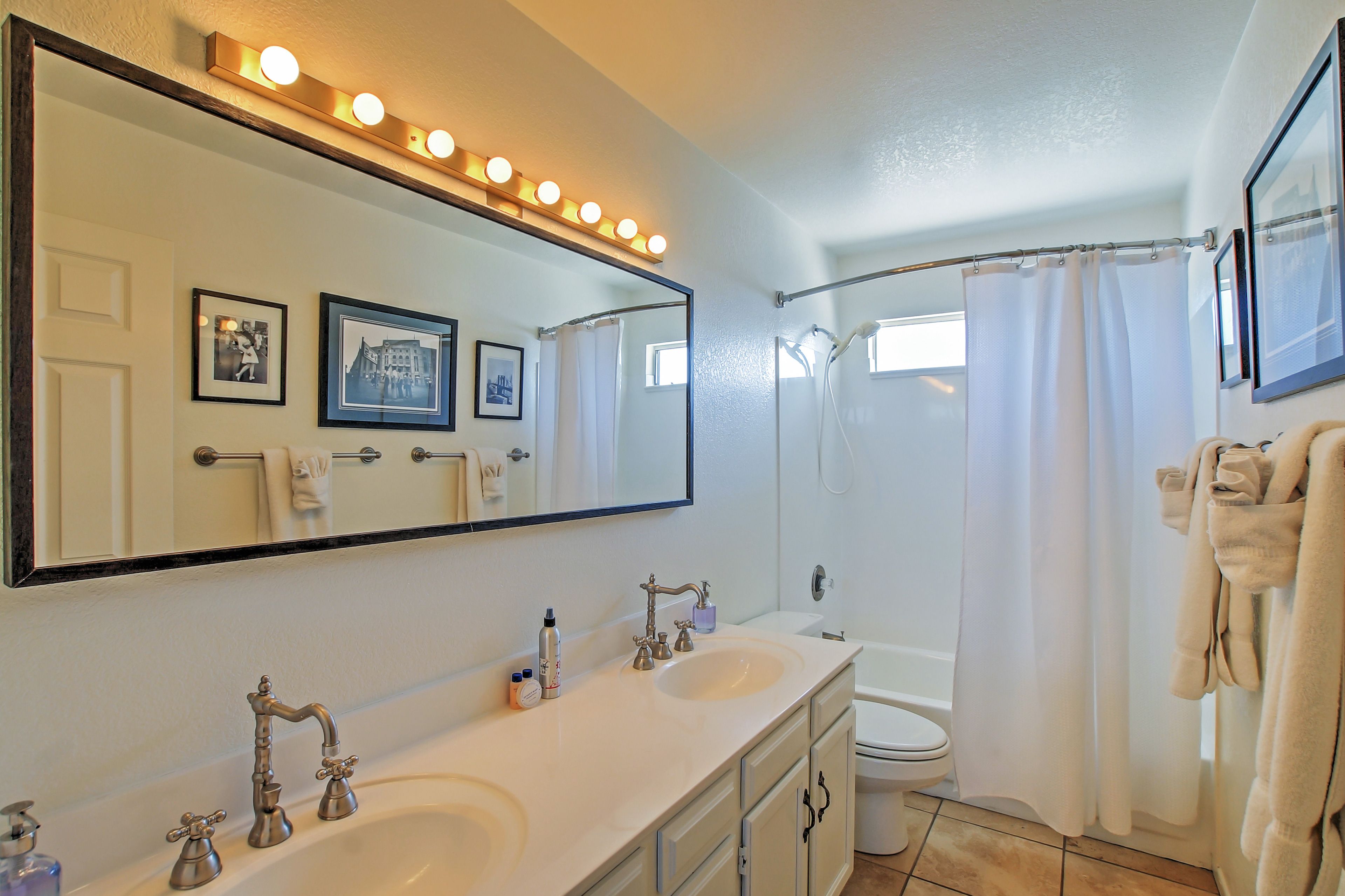 Full Bathroom | Towels Provided