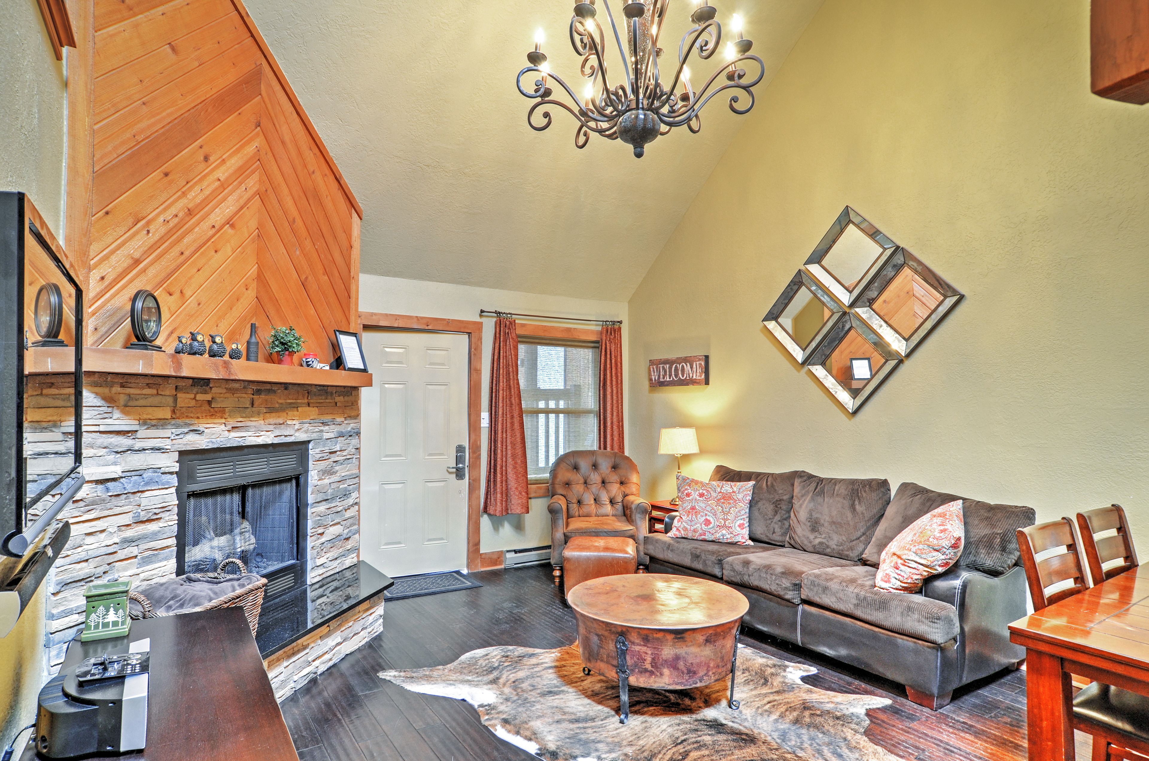 Living Room | Free WiFi | Gas Fireplace