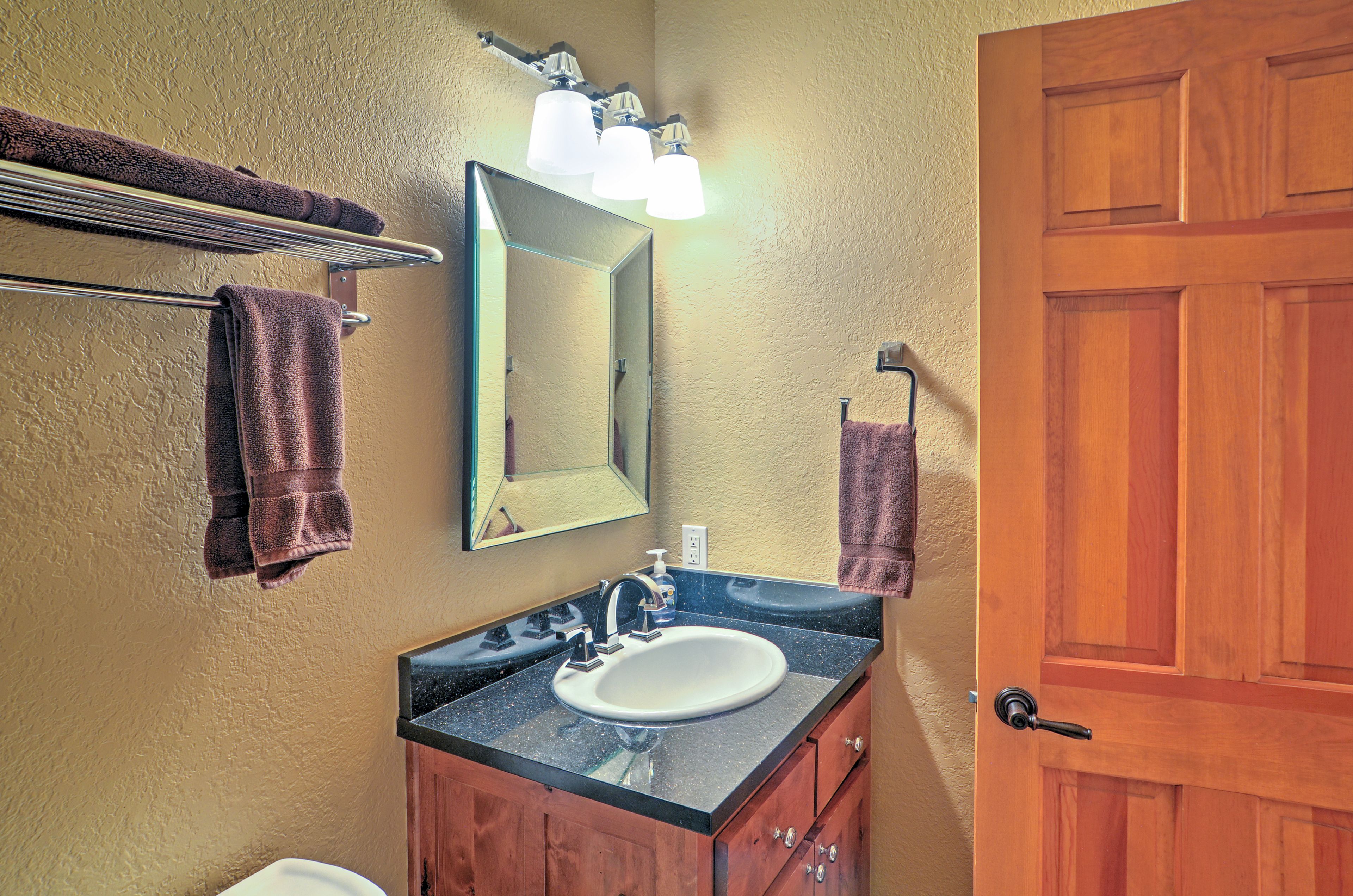 Full Bathroom | Towels Provided