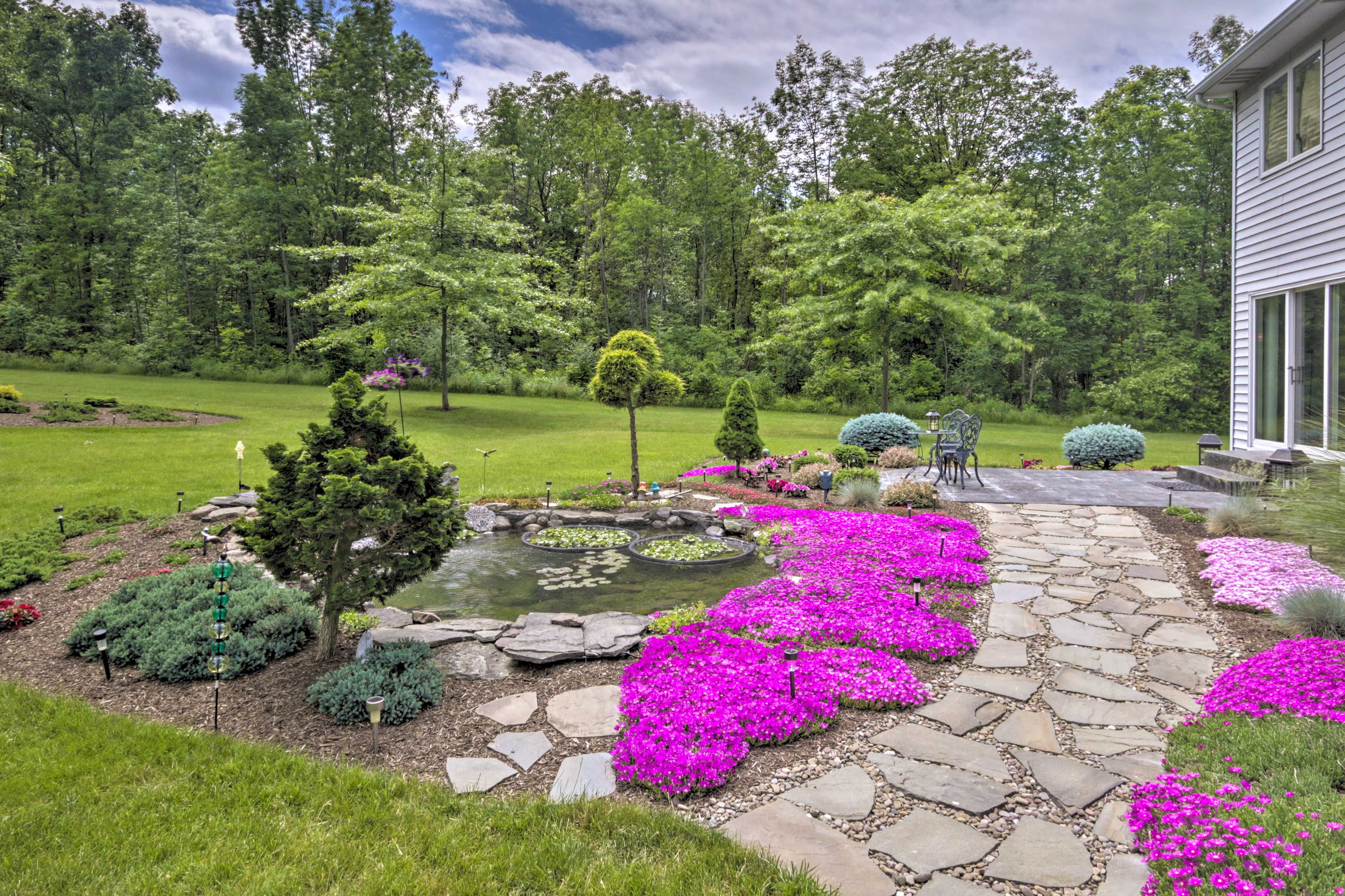 Property Exterior | Landscaped Yard
