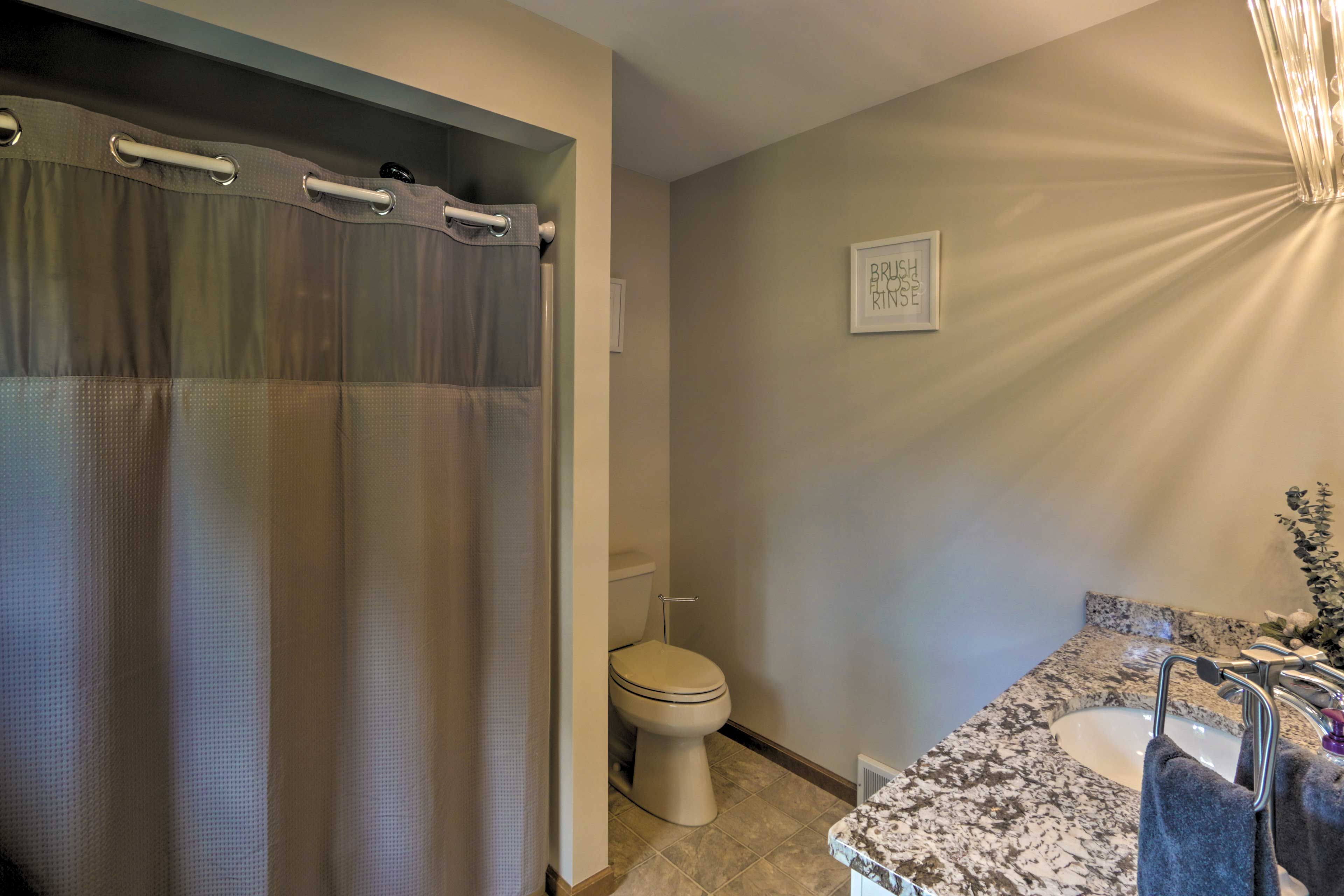 Full Bathroom | Towels Provided