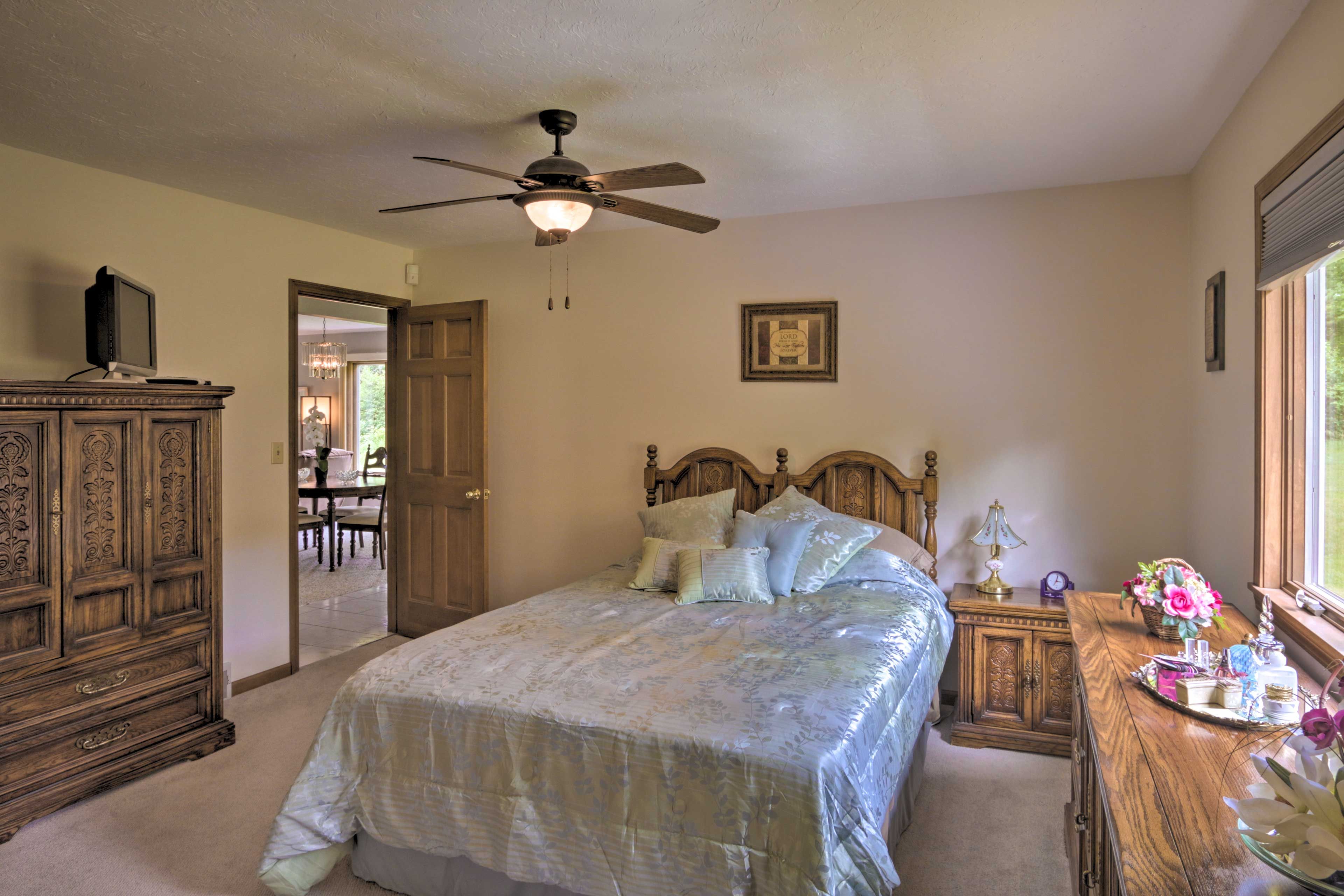 Bedroom | Queen Bed | Linens Provided