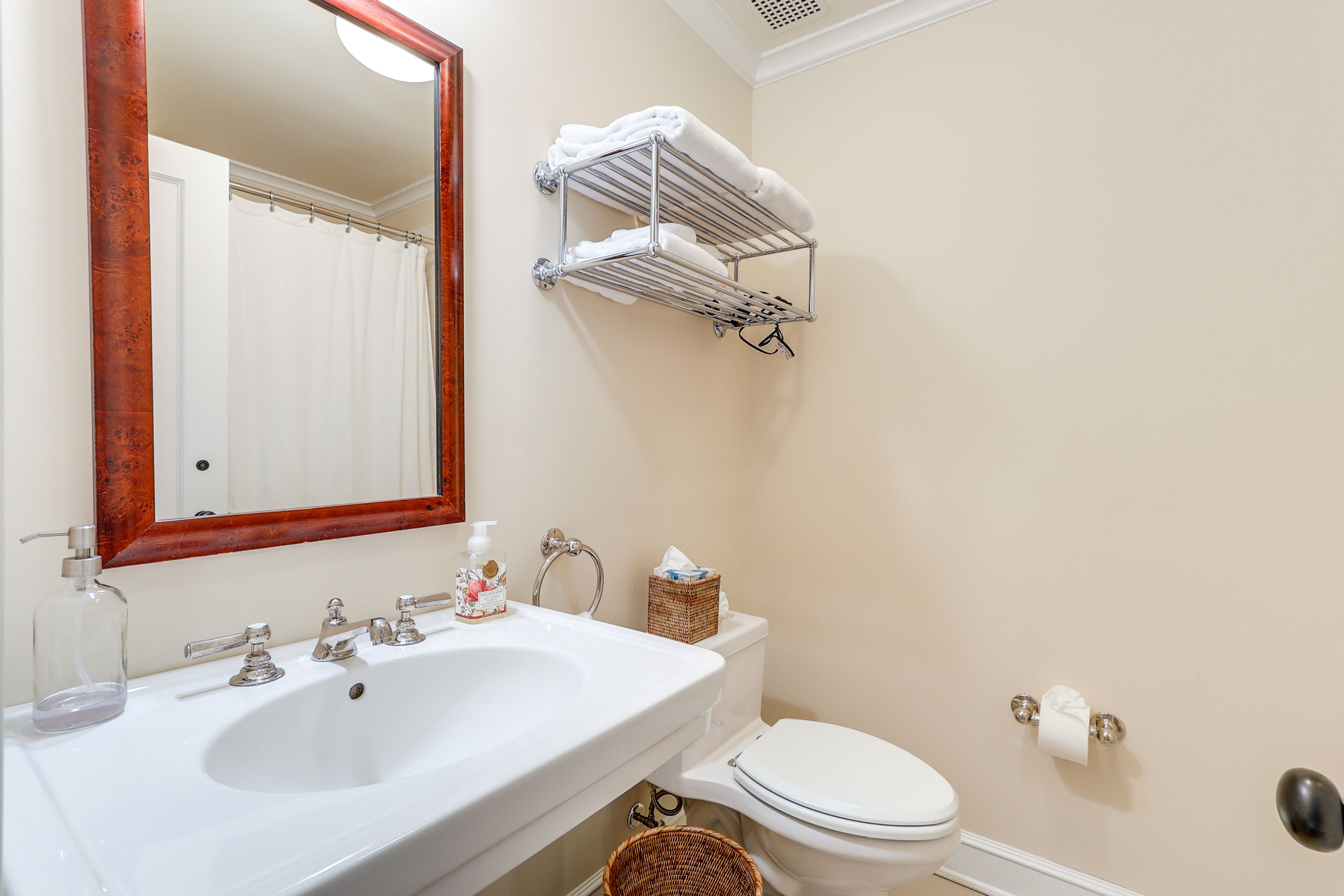 Full Bathroom | Towels Provided