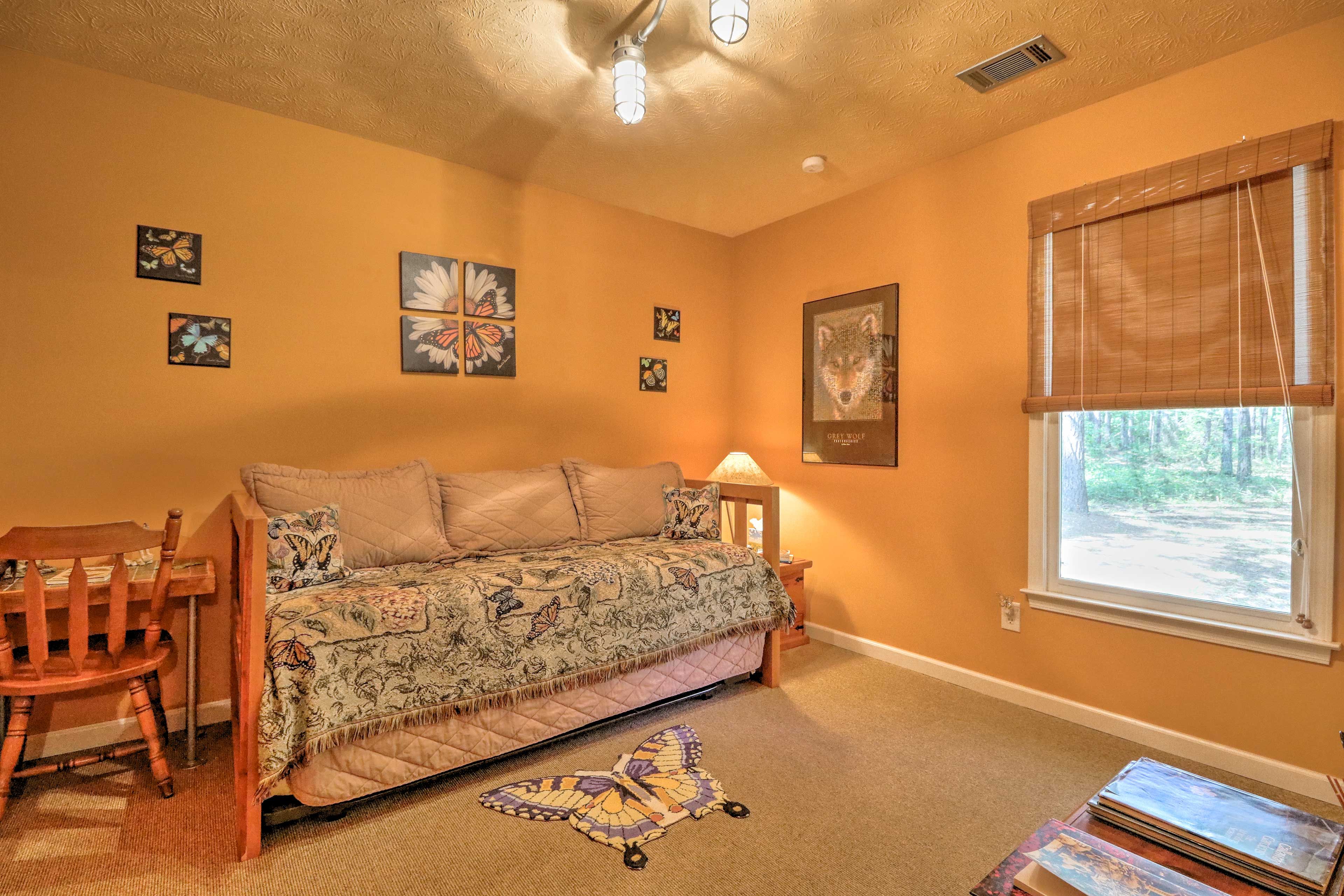 Bedroom 2 | Twin Daybed w/ Twin Trundle Bed