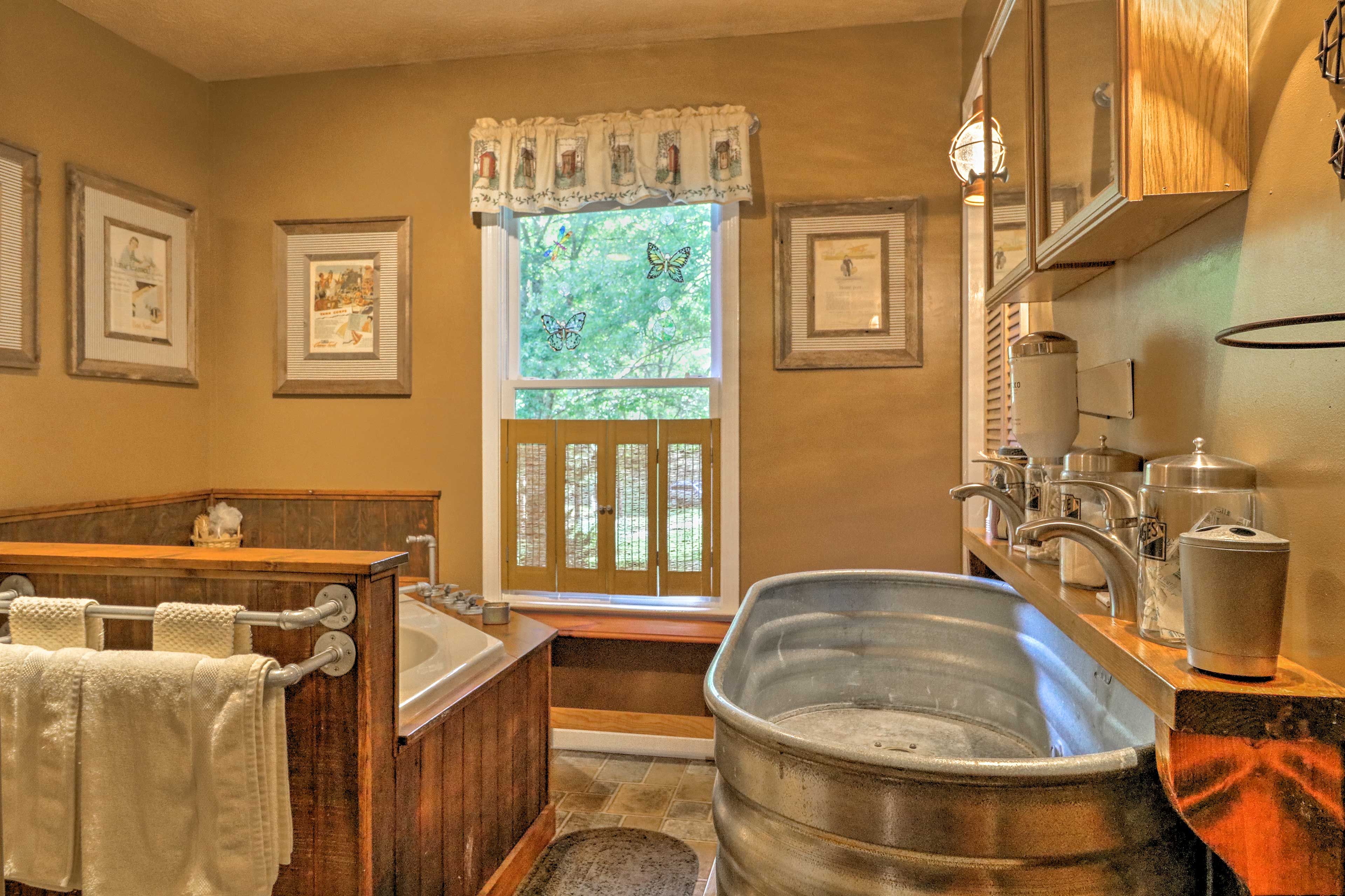 Full Bathroom | Towels Provided