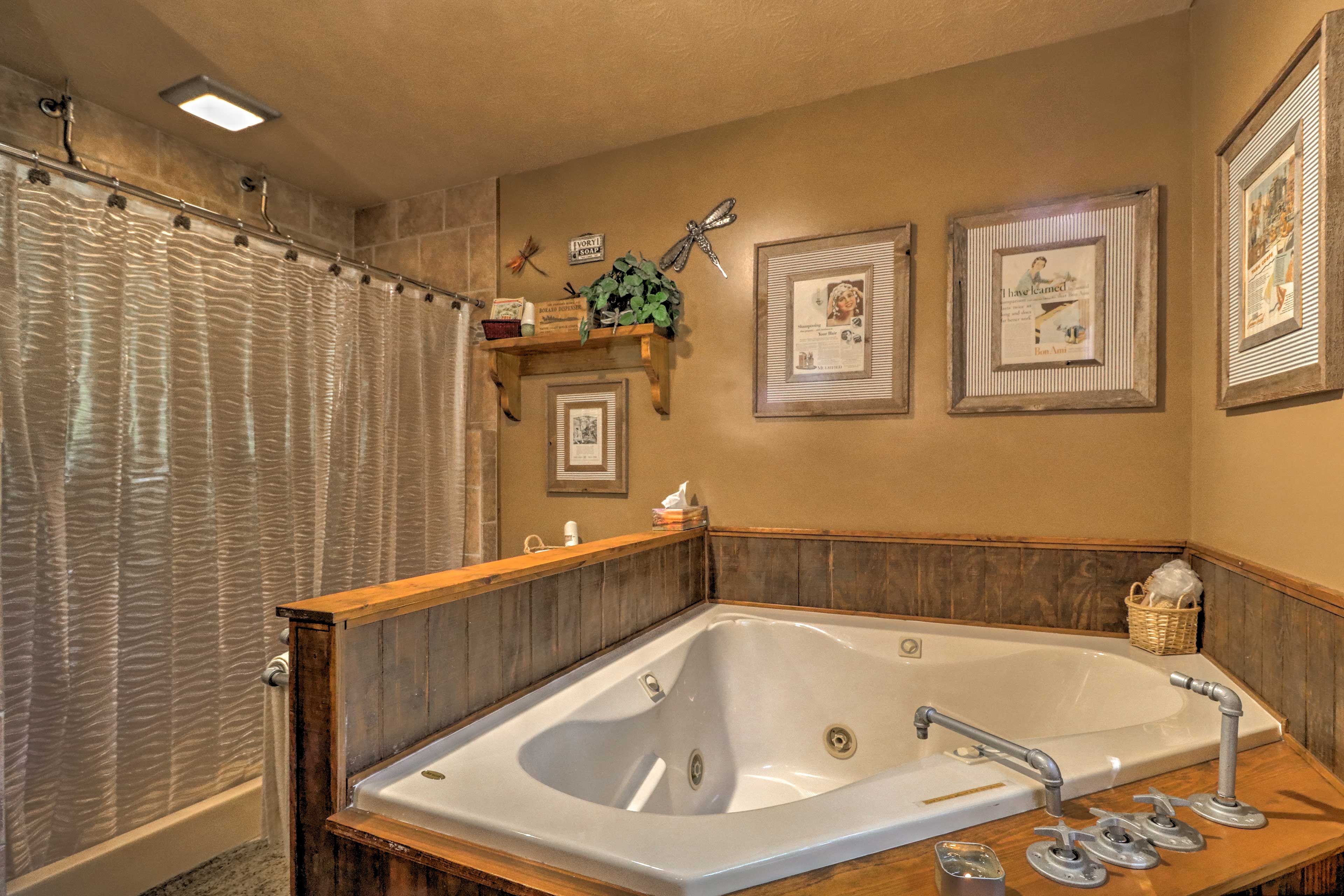 Full Bathroom | Jetted Tub