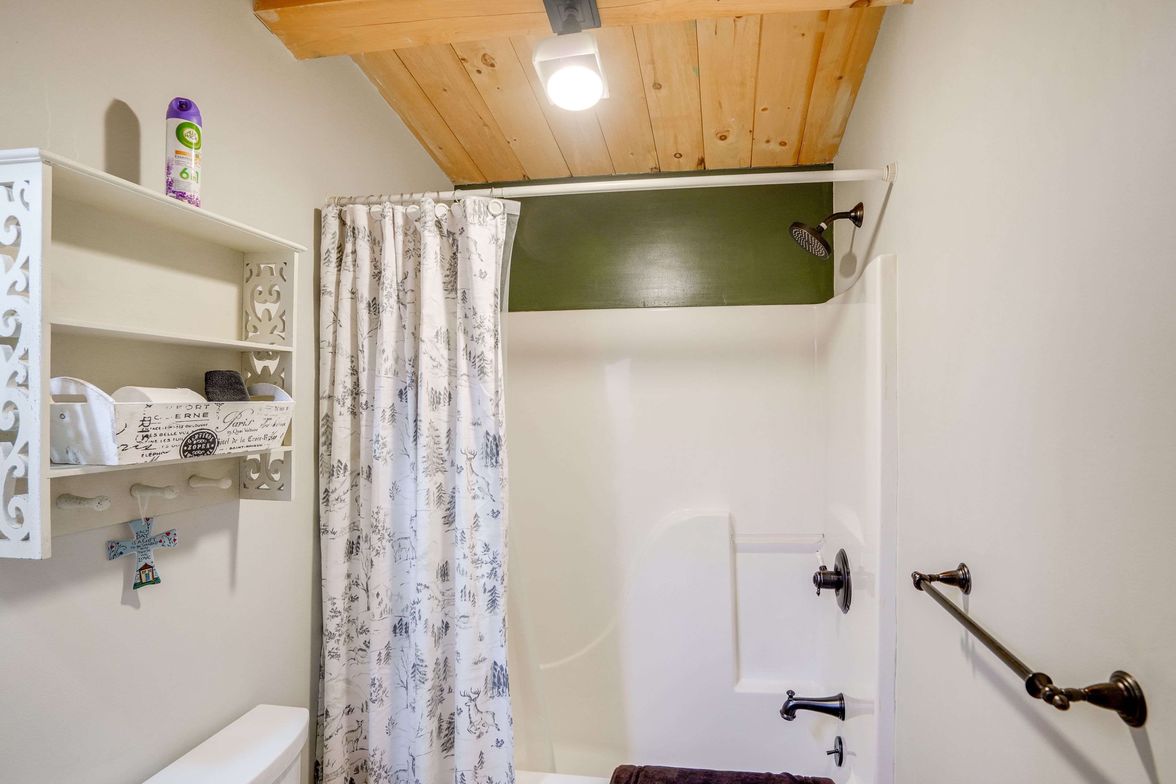 Full Bathroom | Shower/Tub Combo | Towels Provided | 2nd Floor