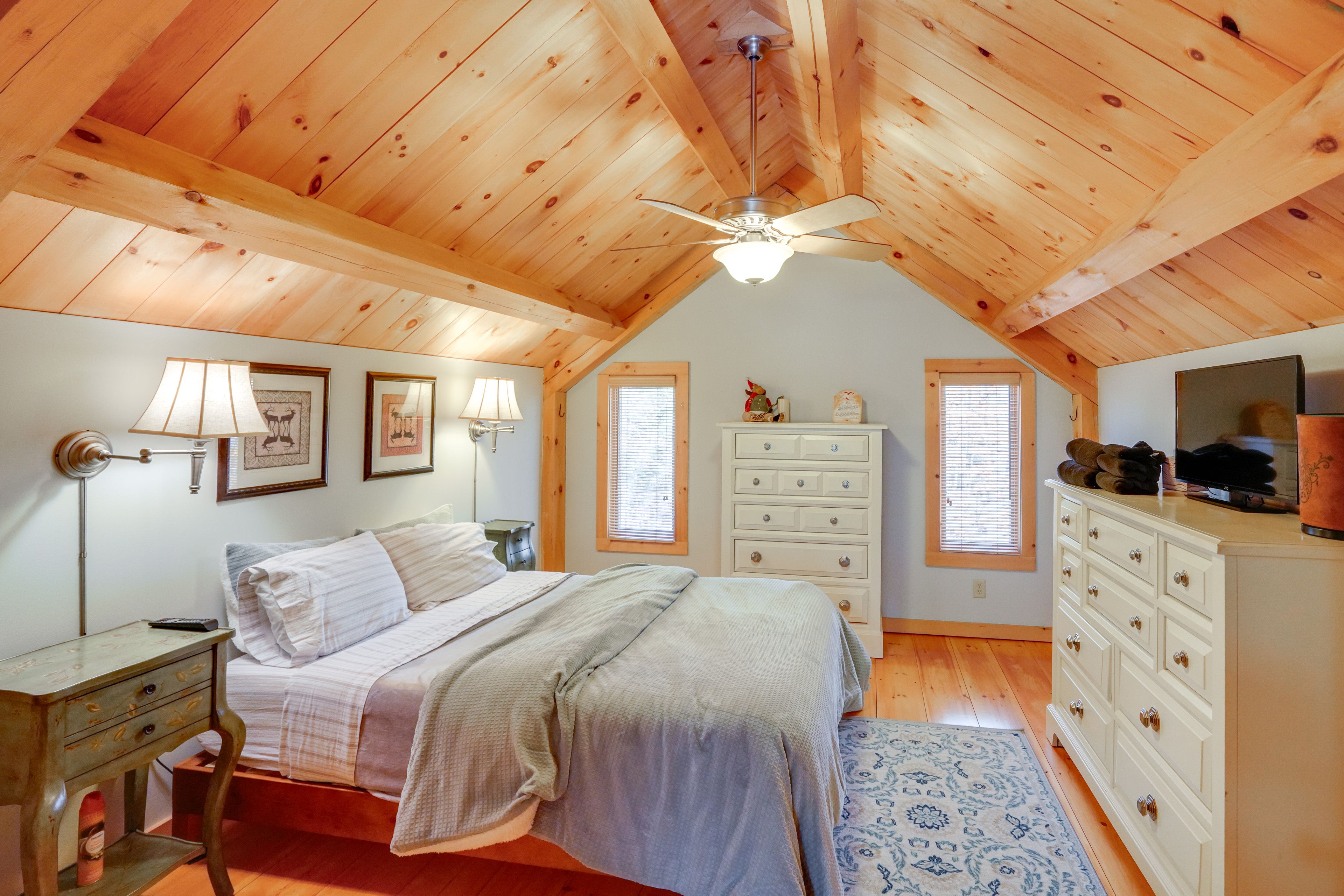 Bedroom 1 | Queen Bed | 2nd Floor