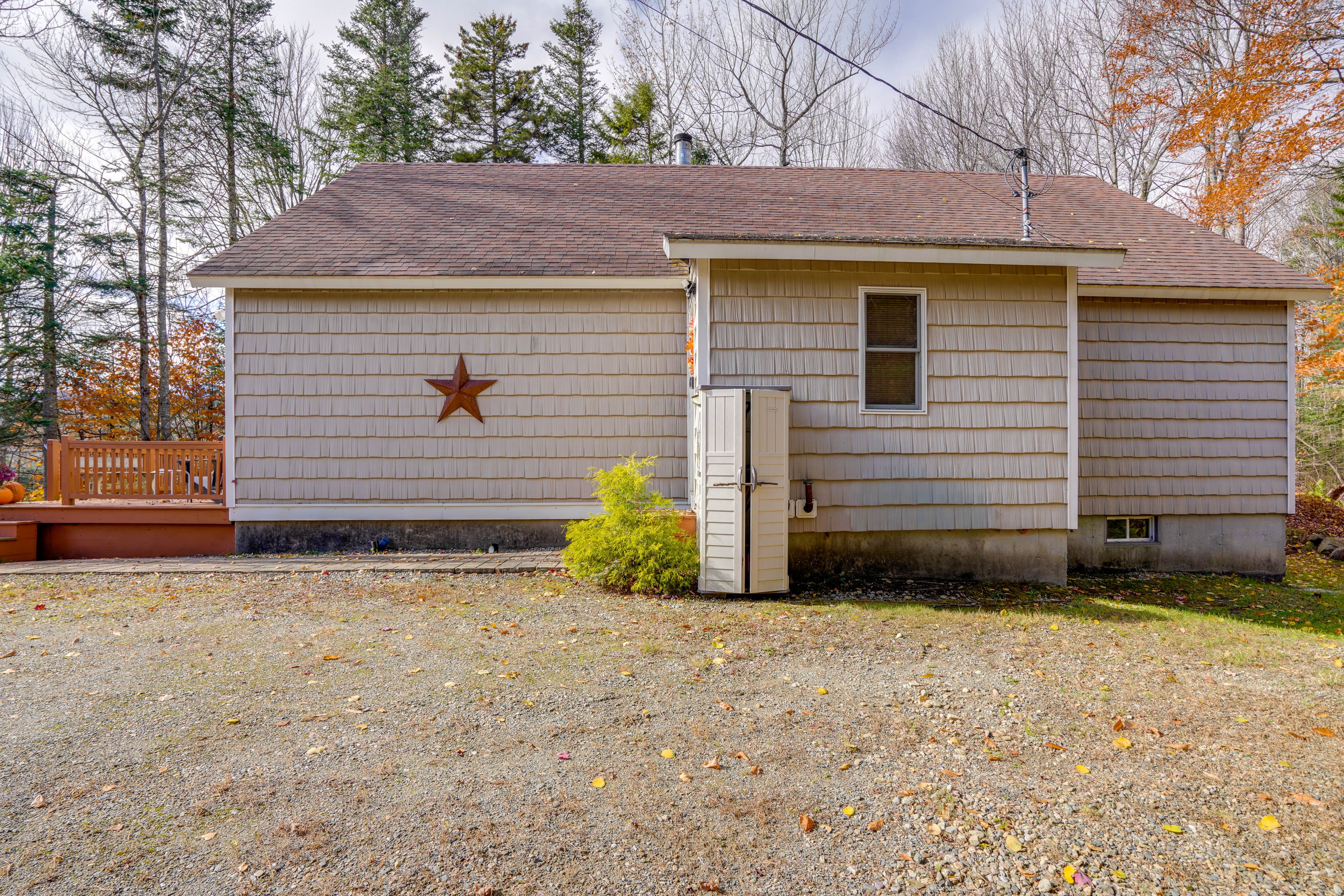 Parking | Gravel Driveway (6 Vehicles)