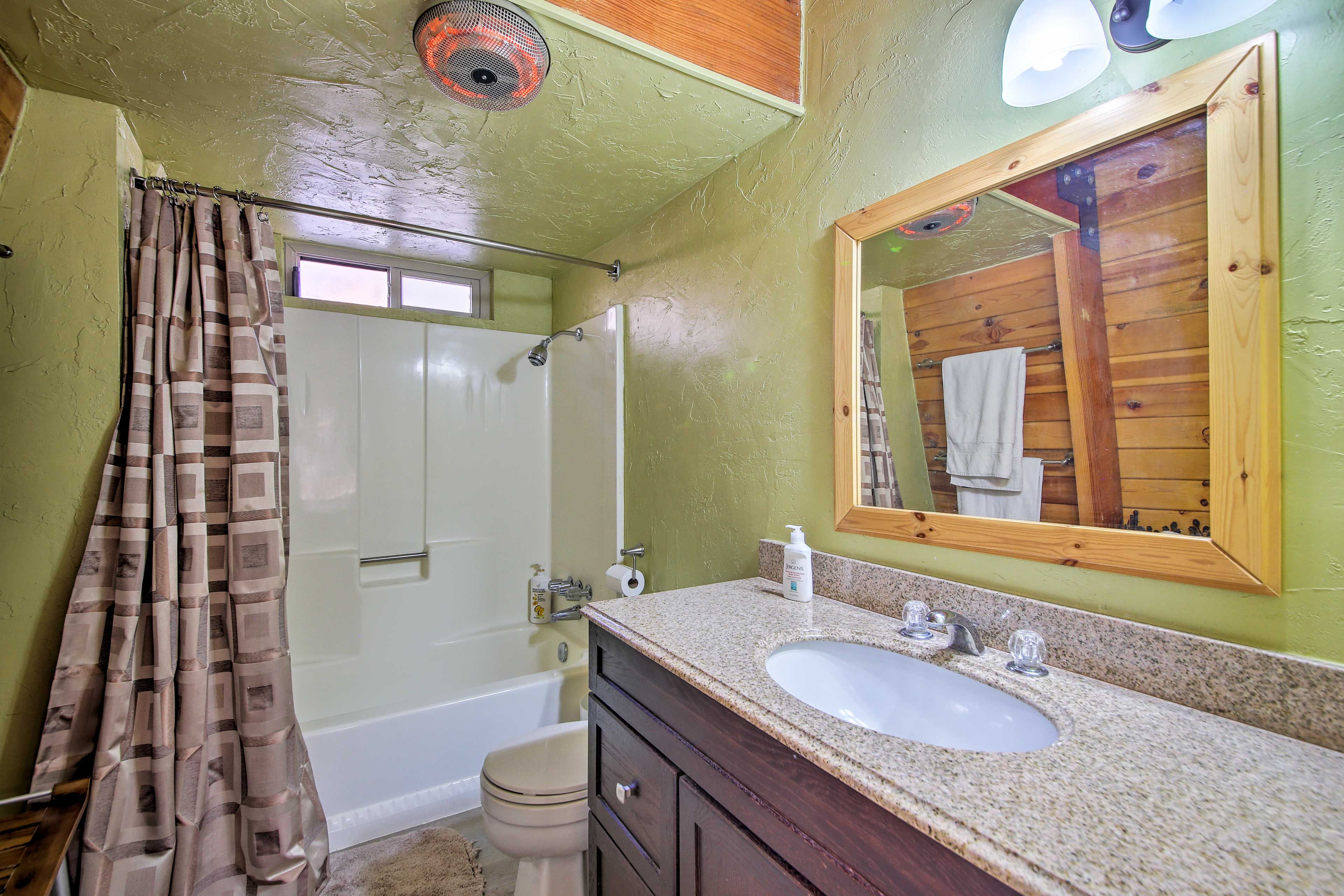 Full Bathroom | Shower/Tub Combo | Towels Provided