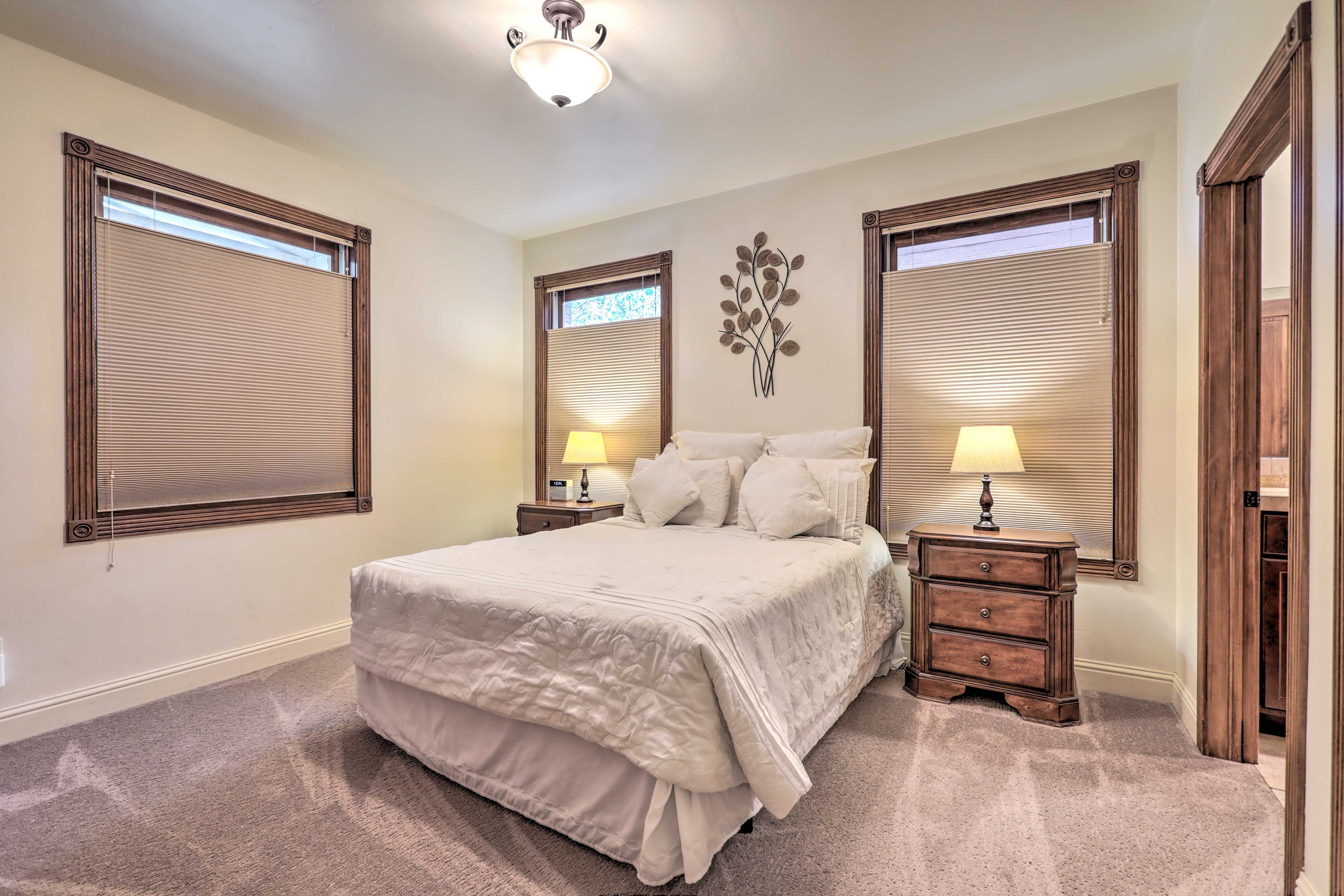 Bedroom 1 | Queen Bed