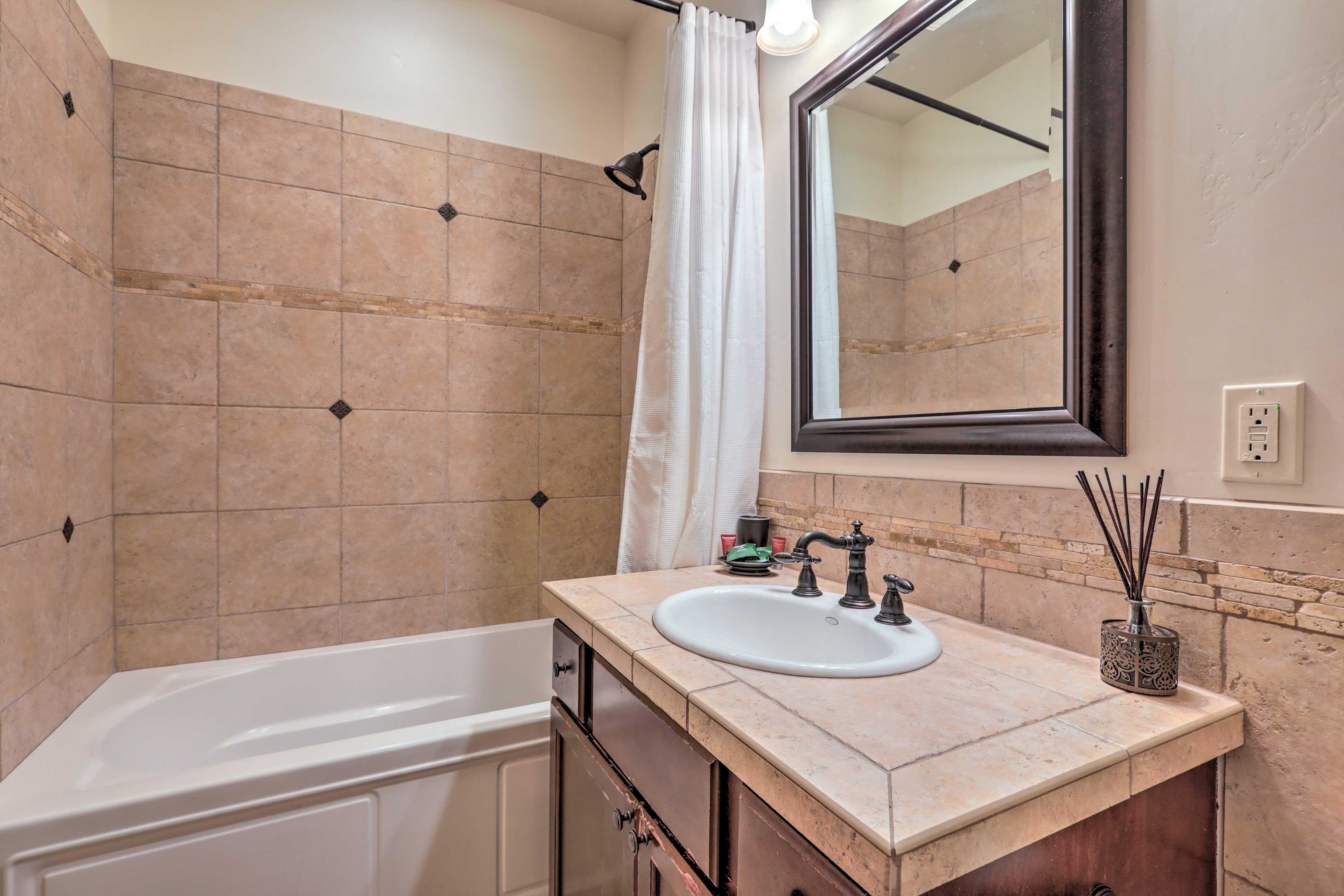 Full Bathroom | Shower/Tub Combo