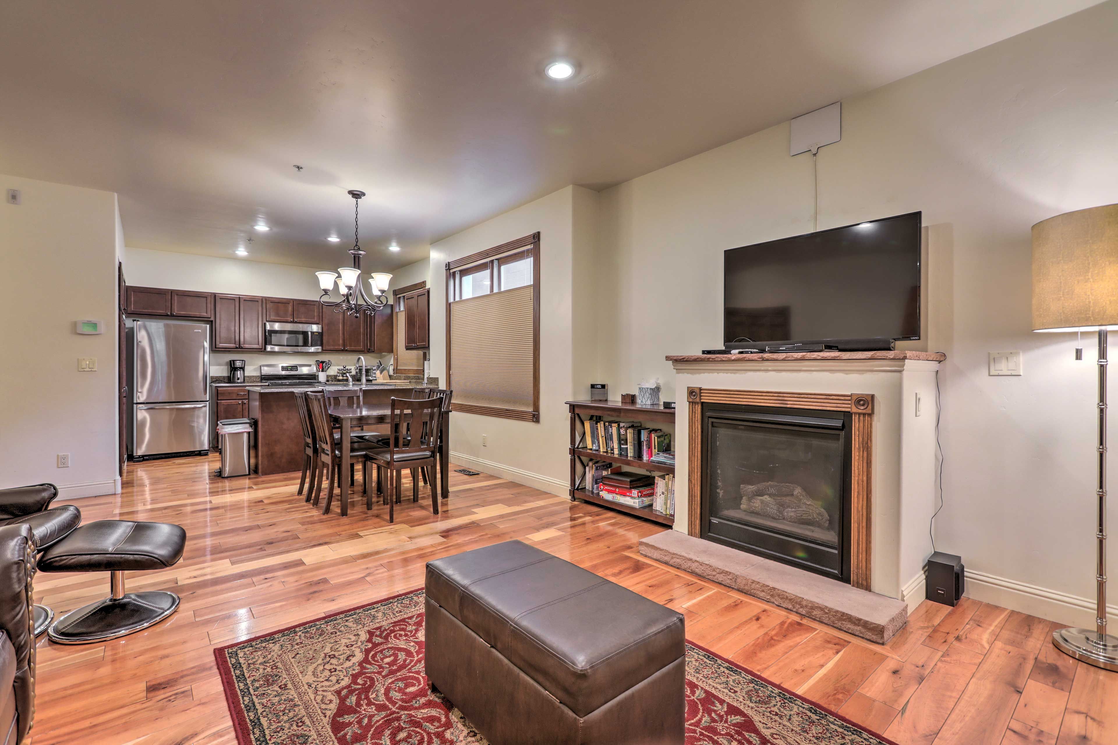 Living Room | Queen Sleeper Sofa | Free WiFi | Air Conditioning