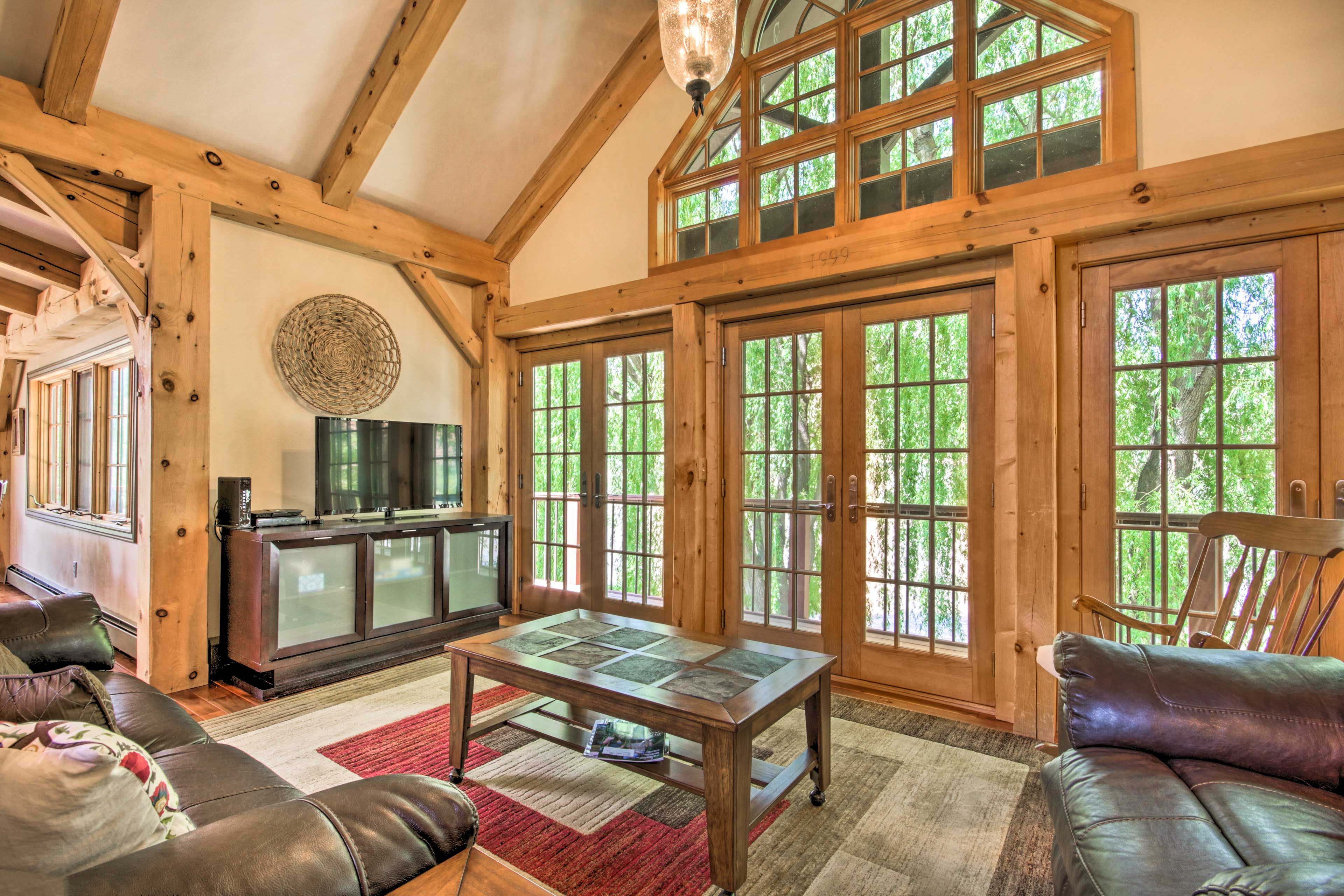Main House | Living Room | Smart TV w/ Cable