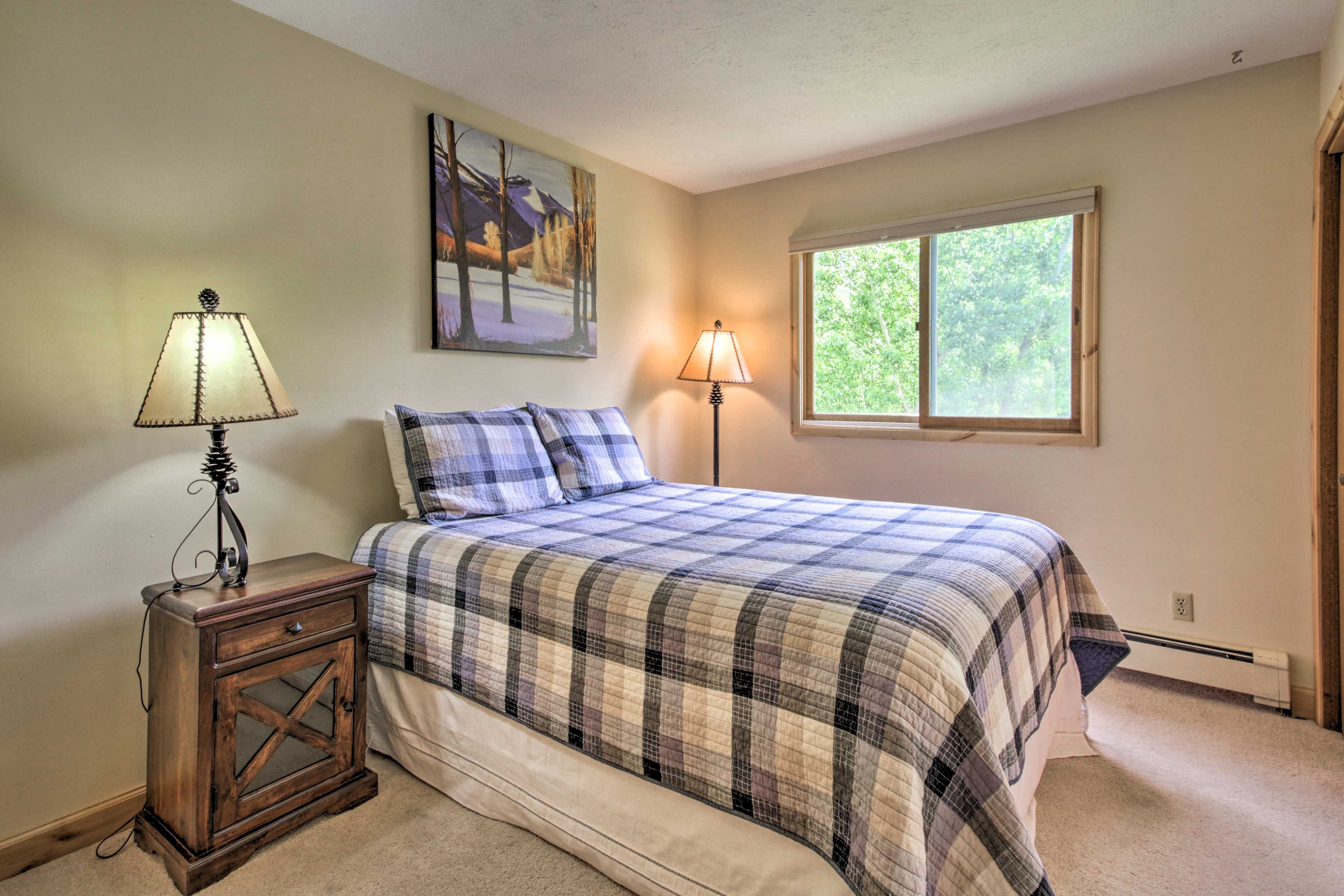 Bedroom 6 (Apartment) | 2nd Floor | Queen Bed