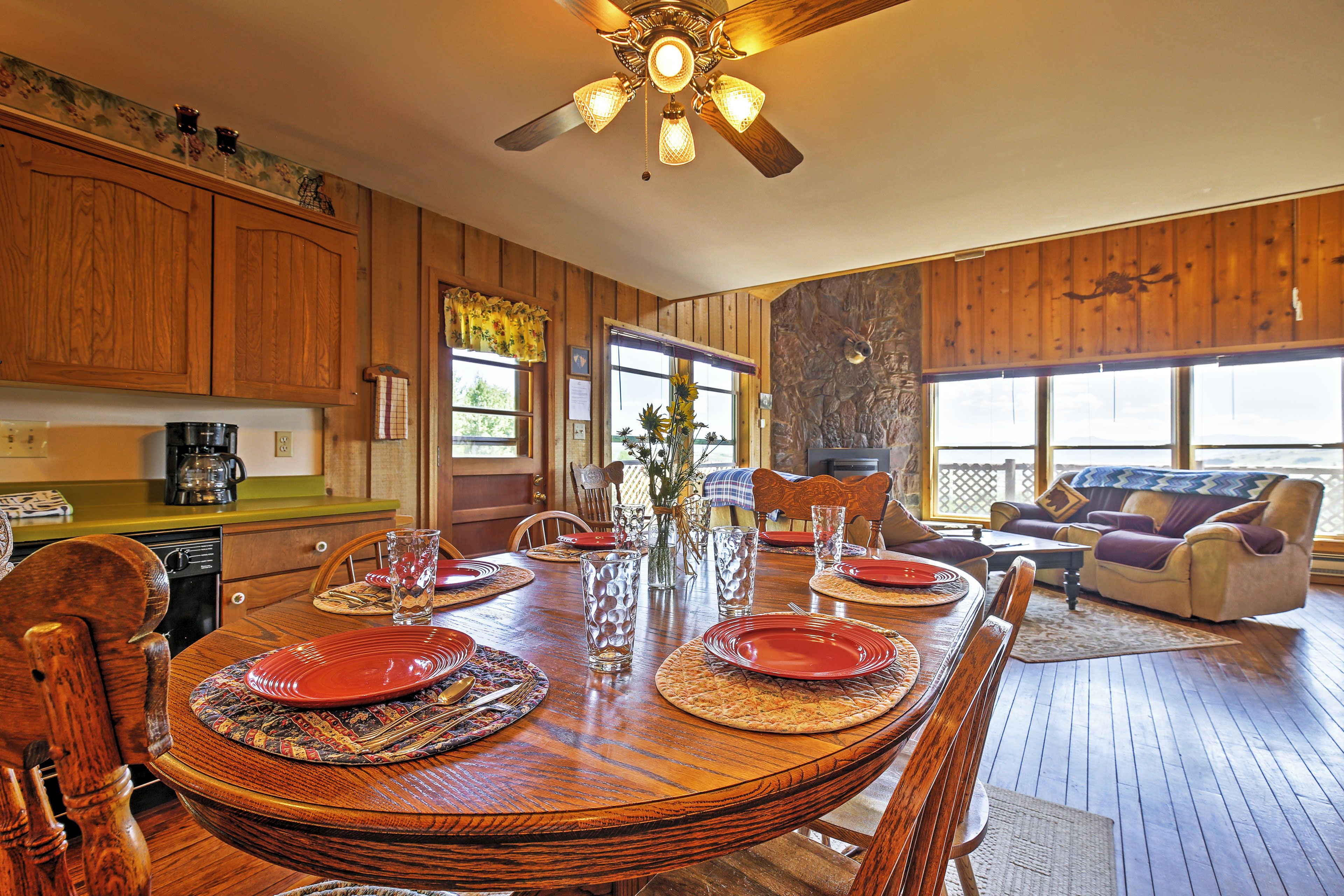 Kitchen | Eat-In Dining Table