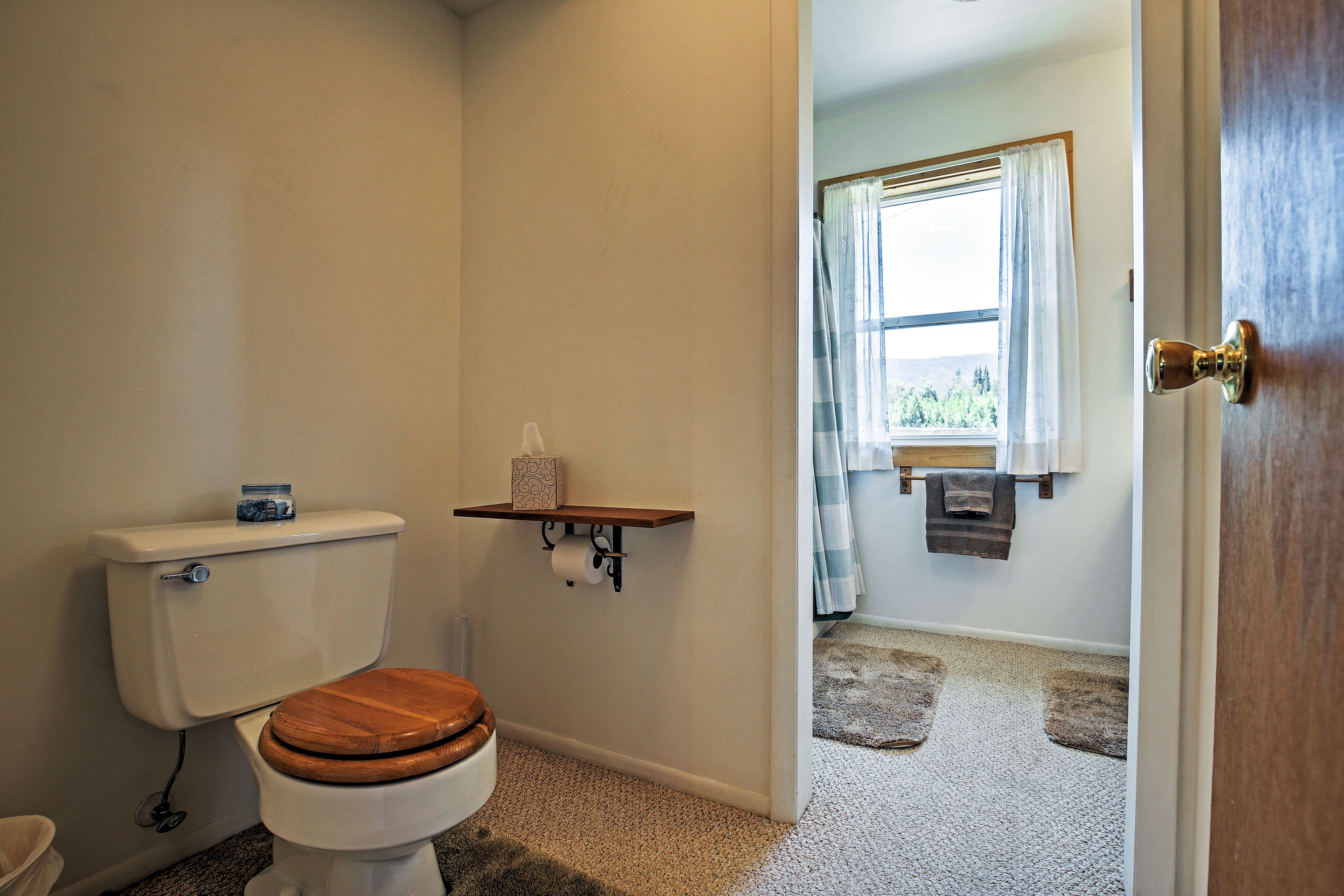 Full Bathroom | Towels Provided