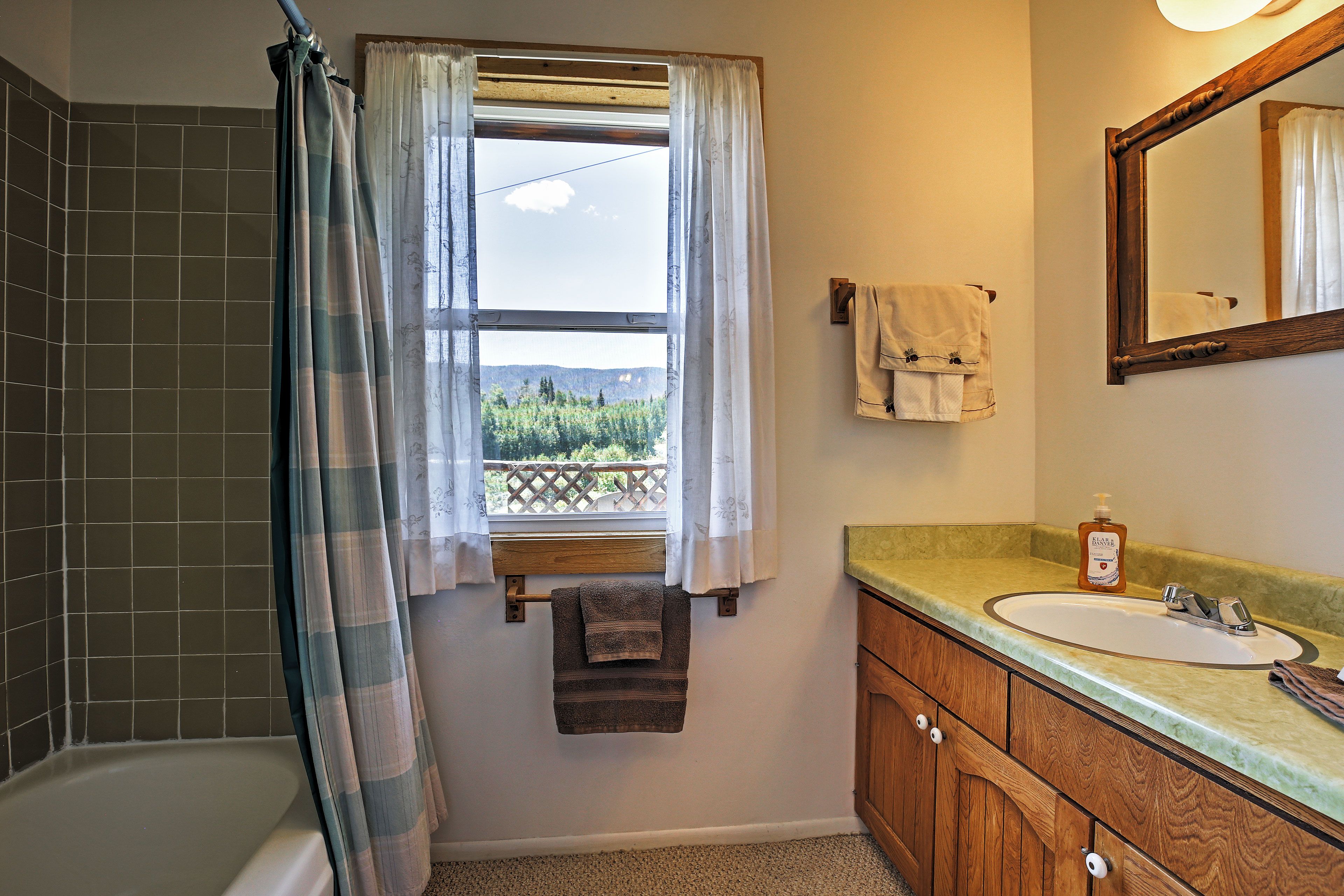 Full Bathroom | Shower/Tub Combo