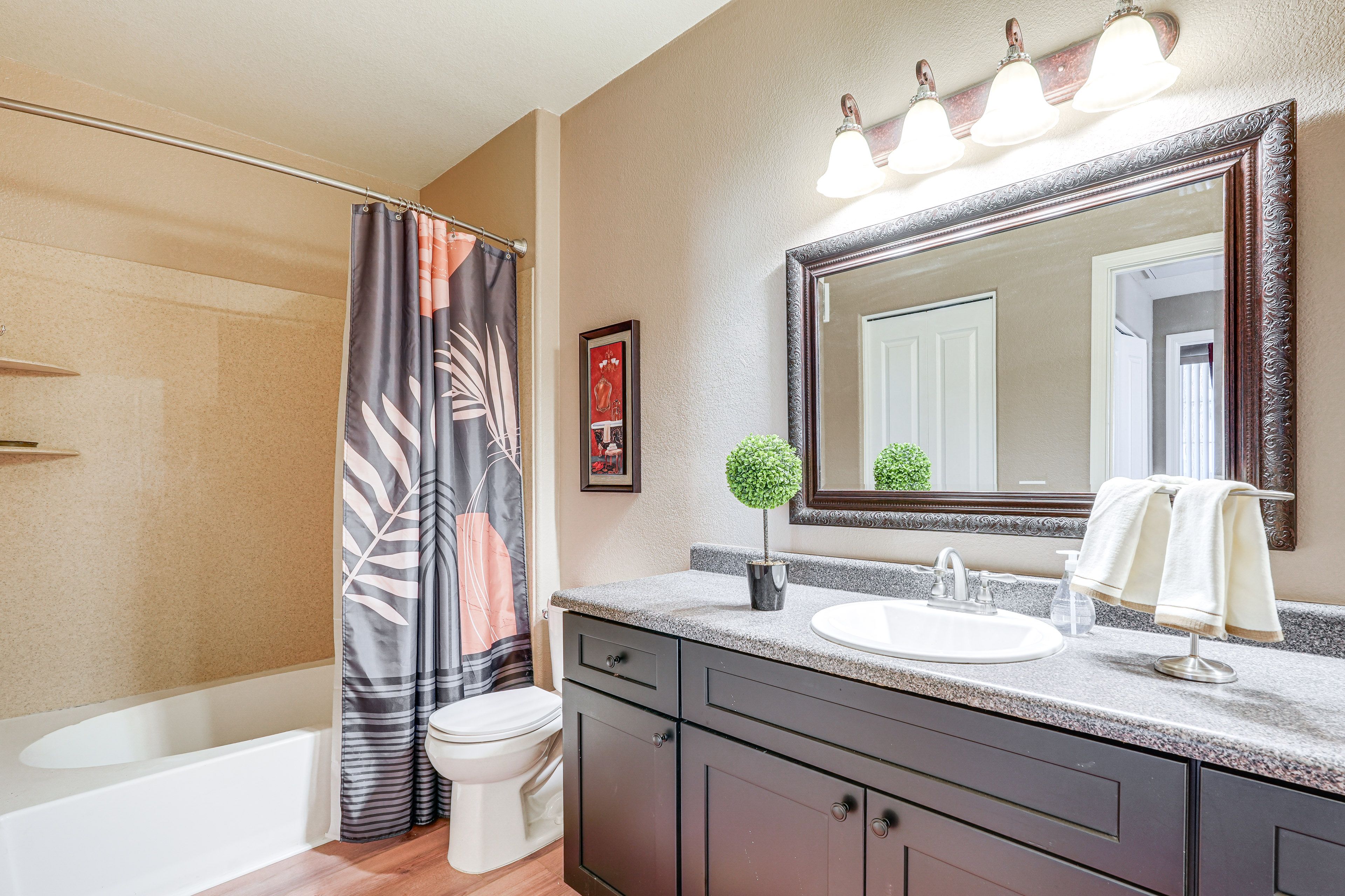Full Bathroom | Towels Provided