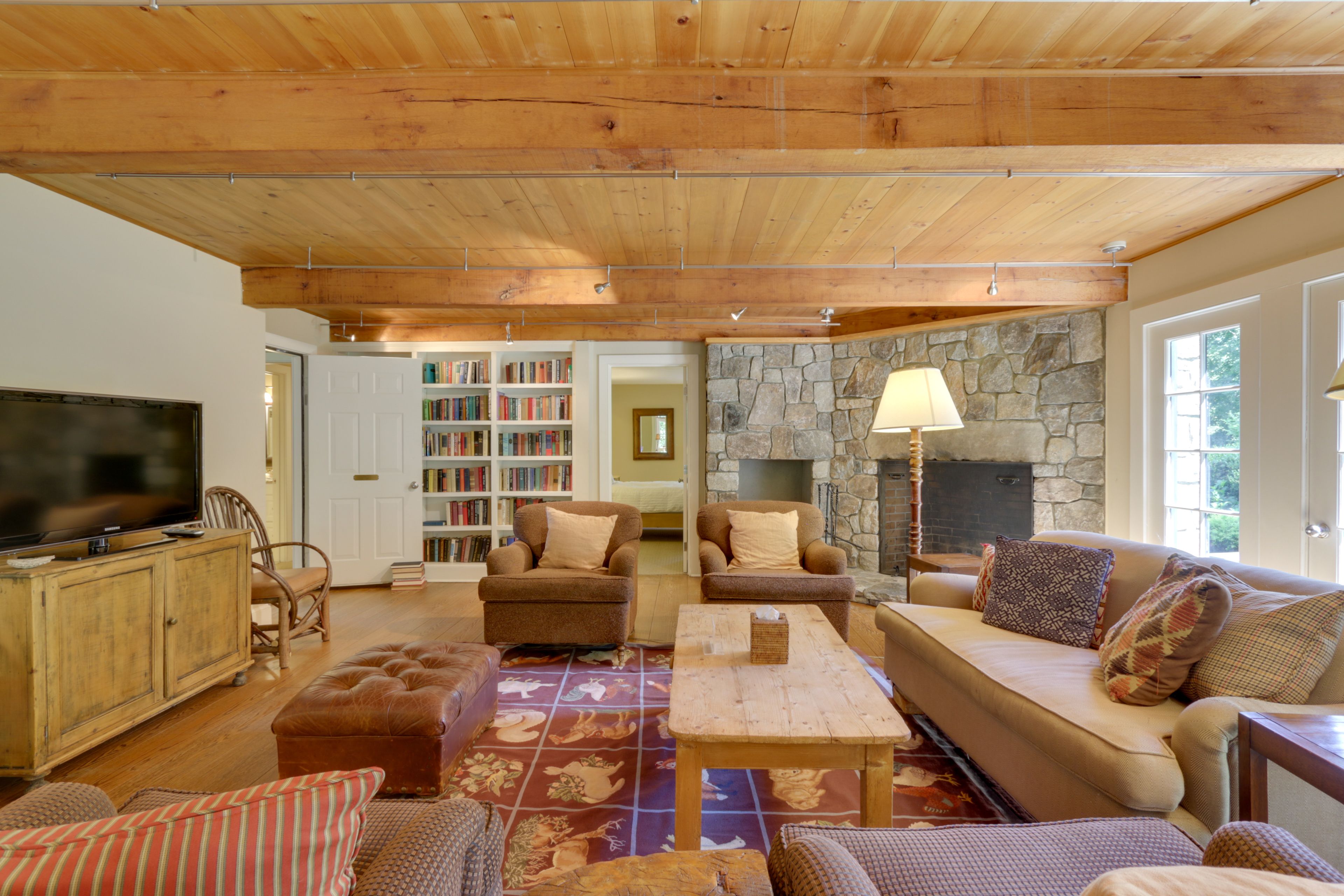 Living Room | Smart TV w/ Cable | Fireplace