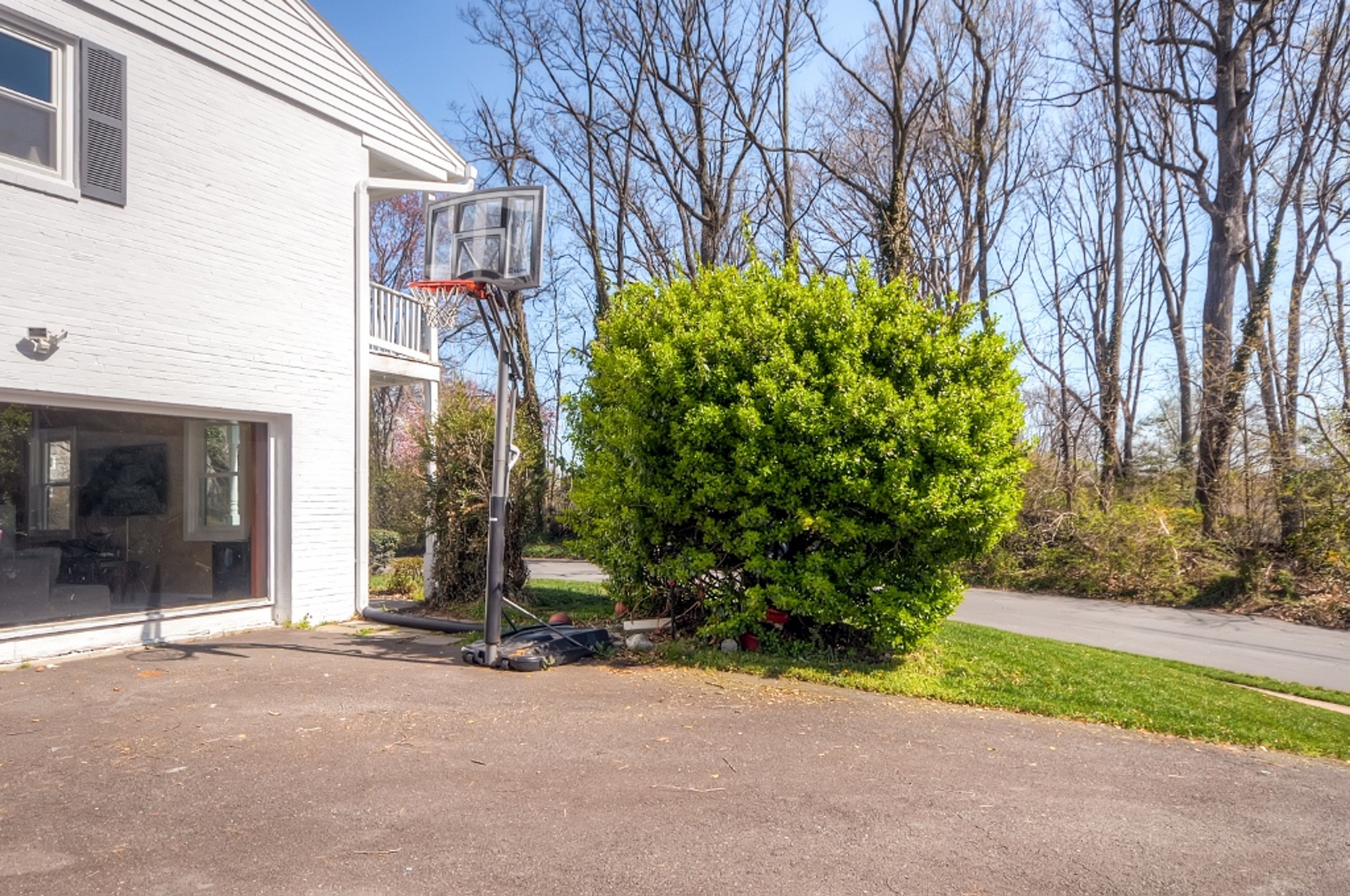 Private Yard | Basketball Hoop
