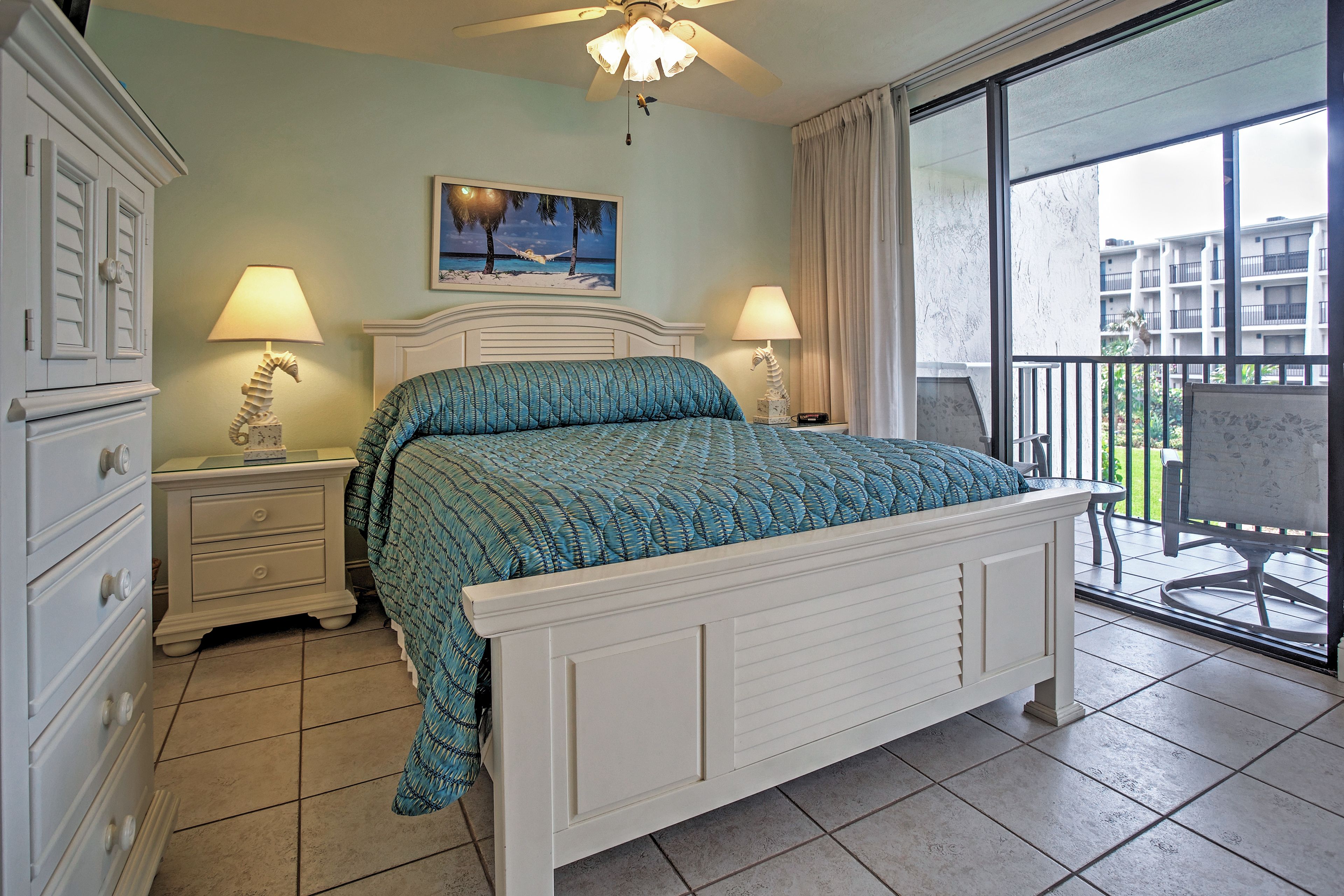 Studio | Queen Bed