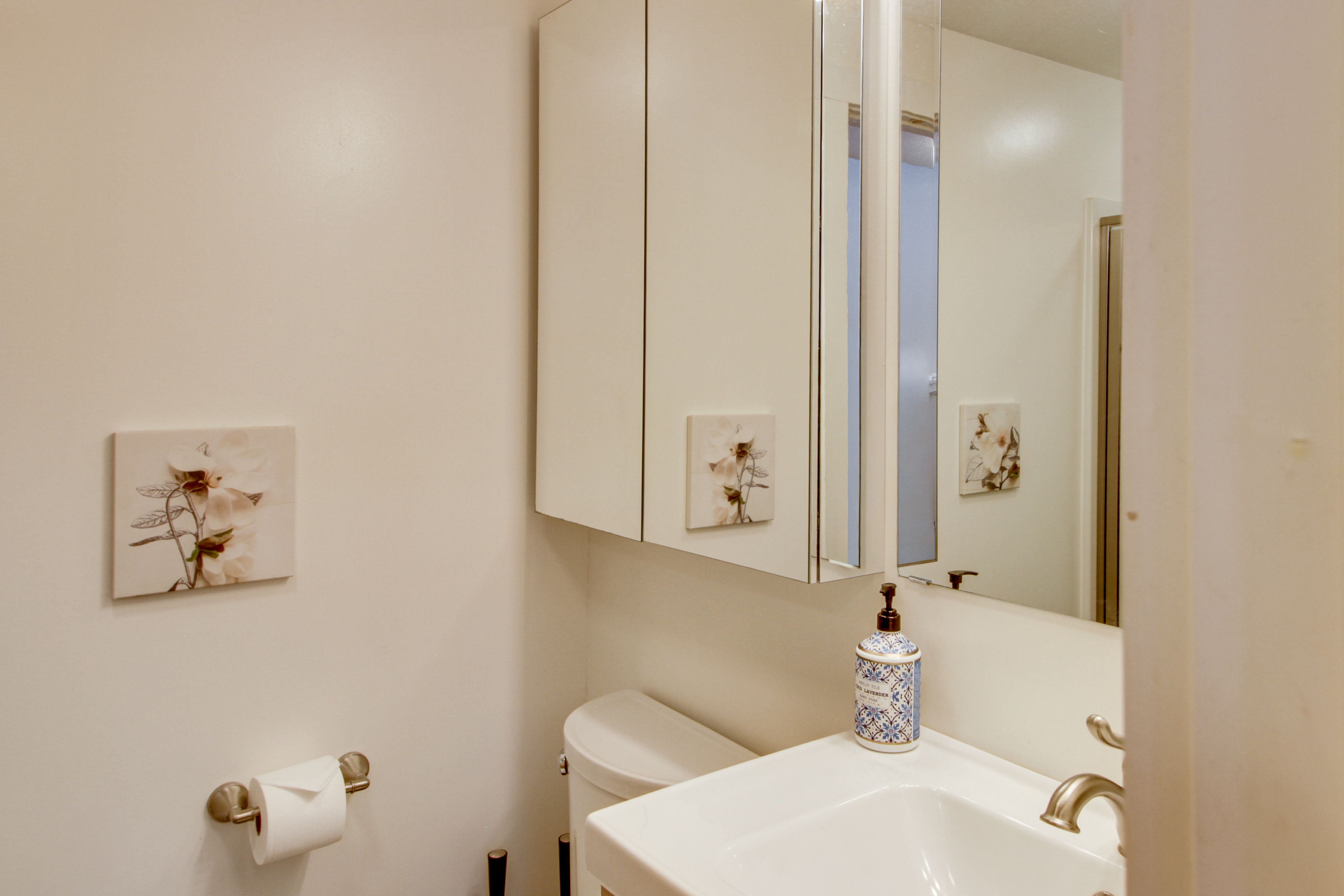 Full Bathroom | Towels Provided