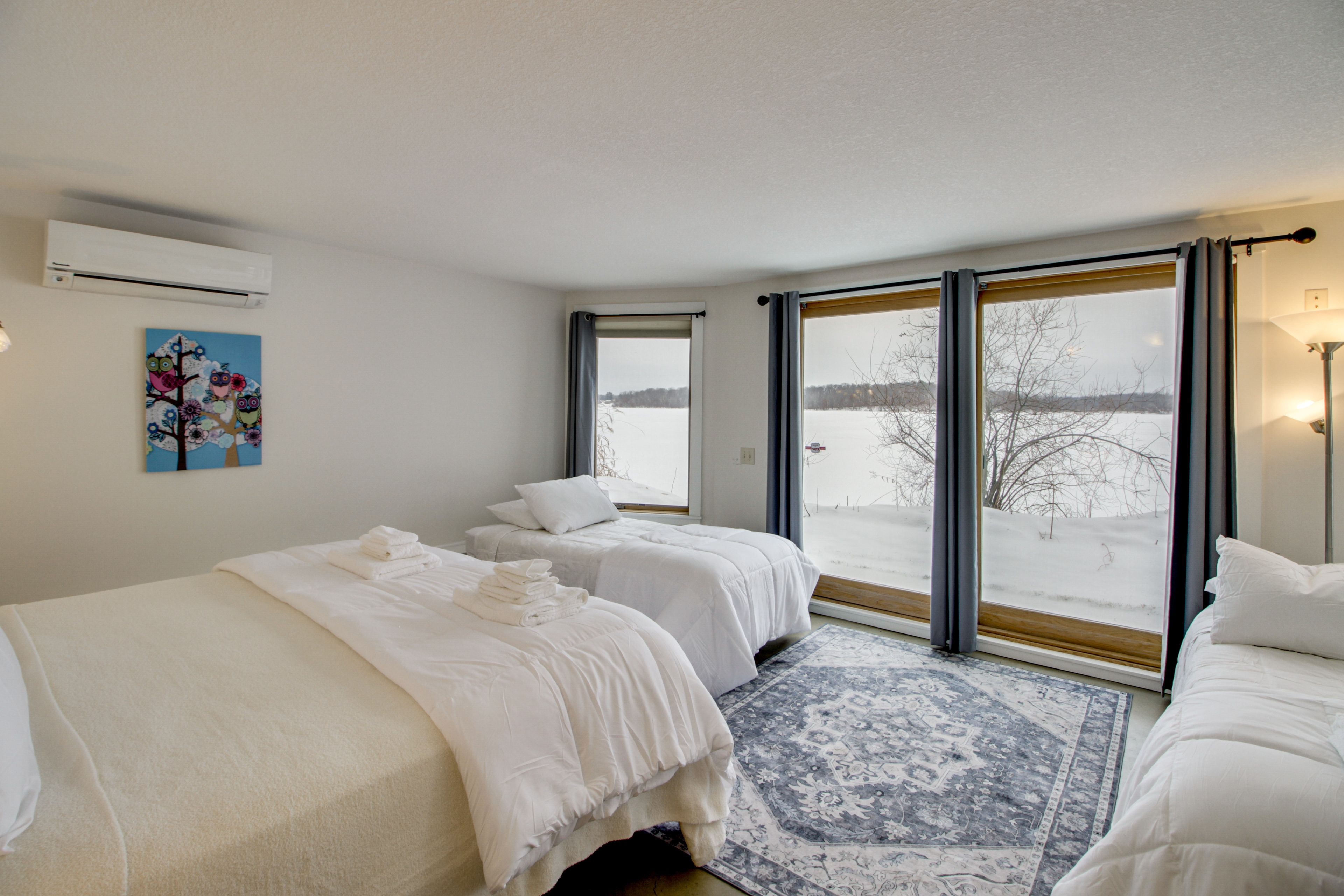 Bedroom | King Bed | 2 Twin Beds