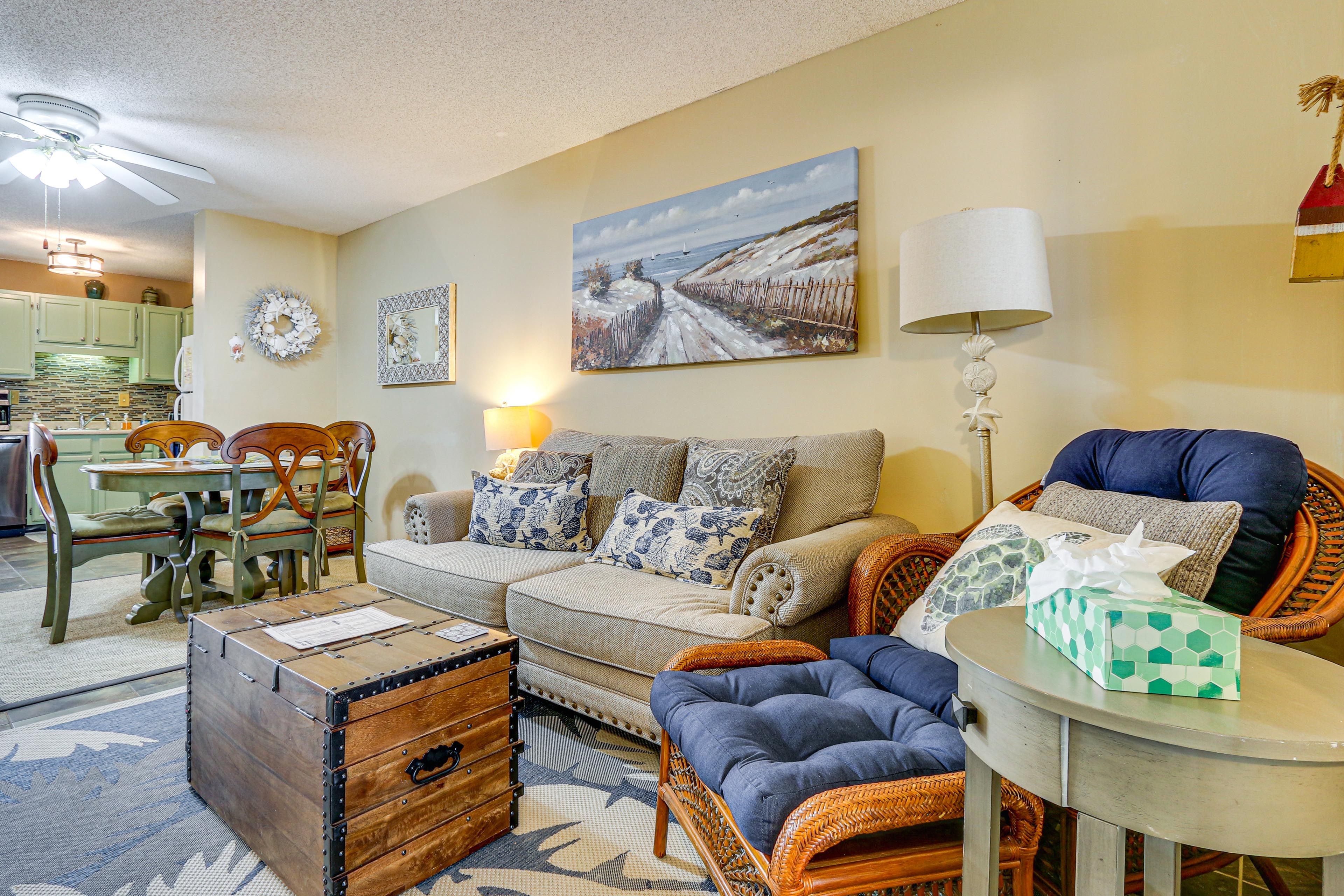 Living Area | Flat-Screen TV w/ Cable