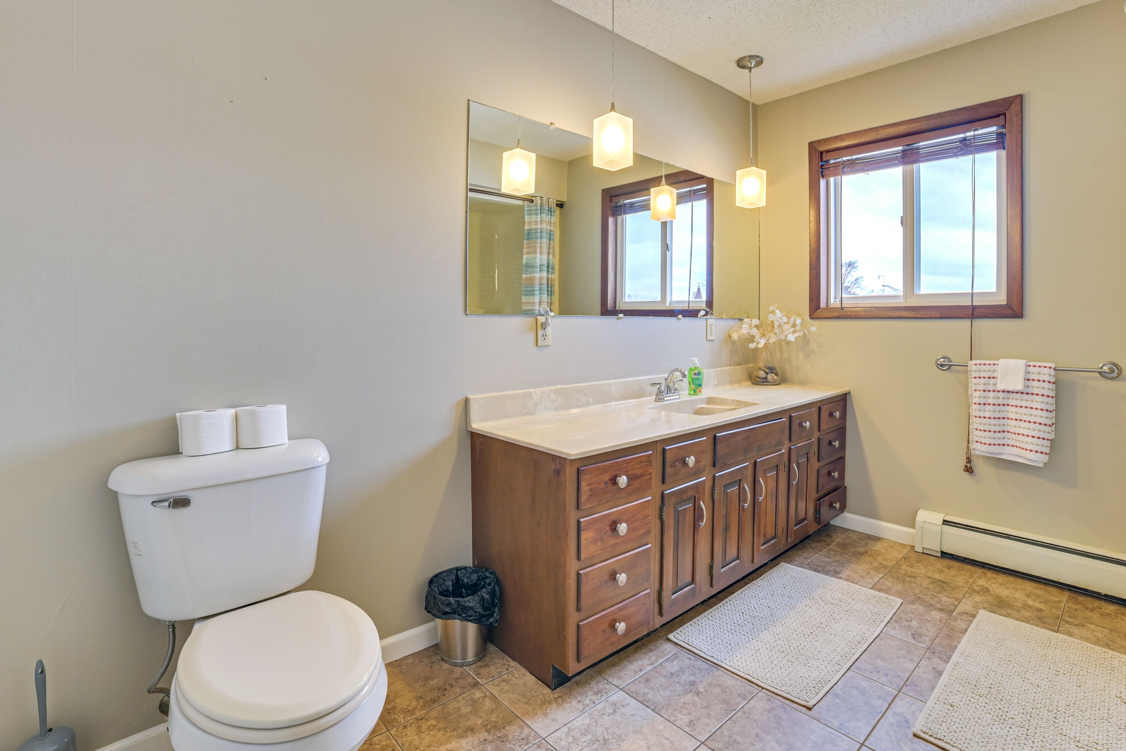 Full Bathroom | Towels Provided | Shower/Tub Combo