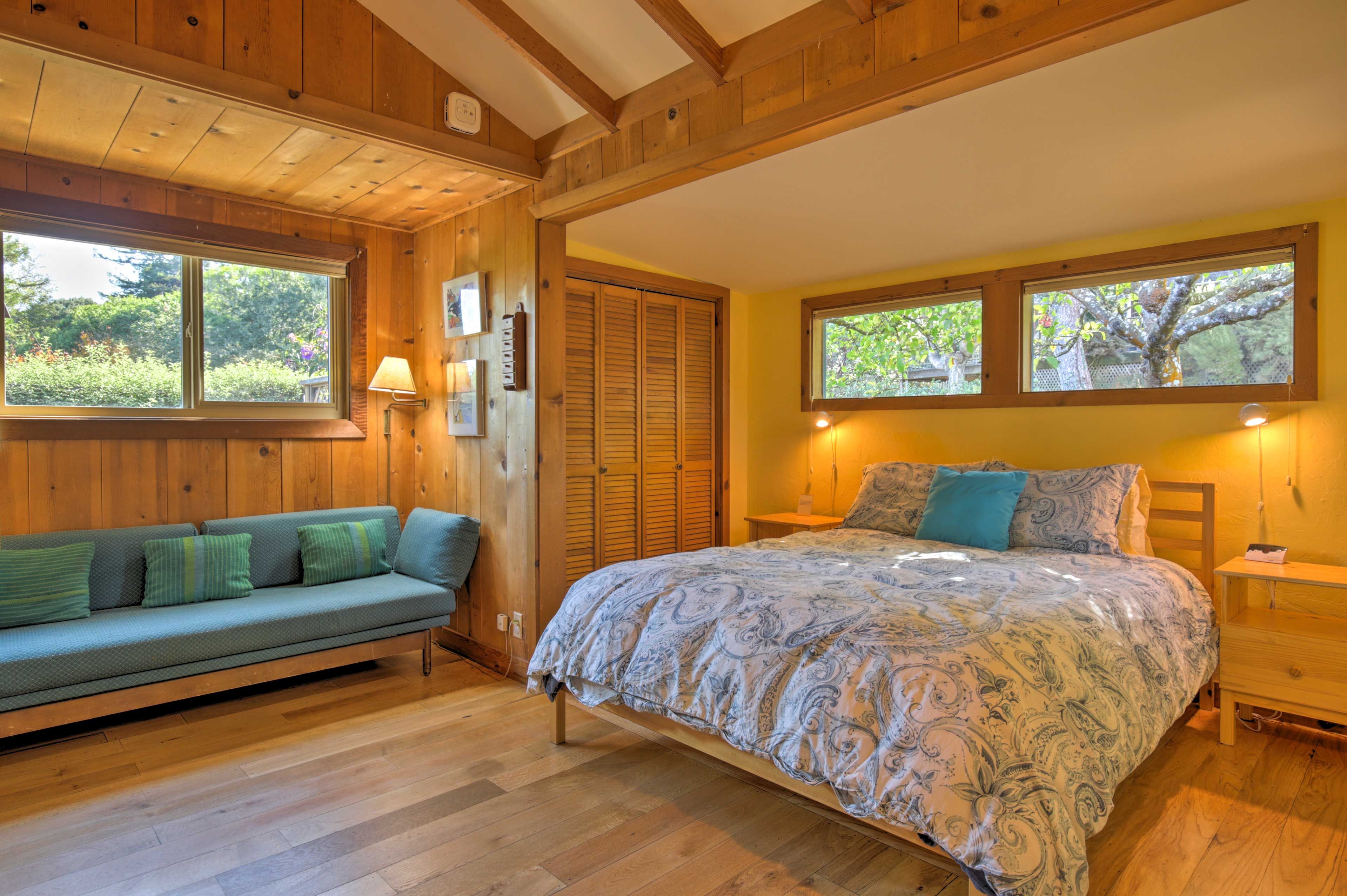 Bedroom 1 | Queen Bed | Main Floor