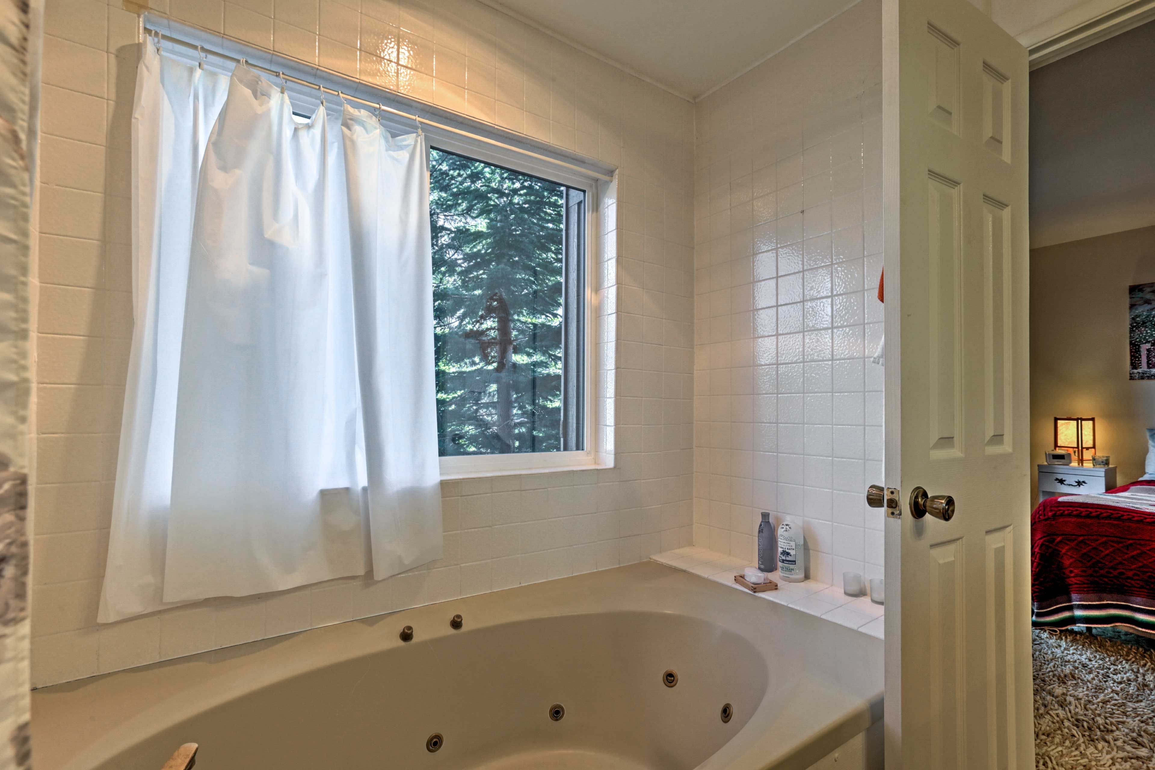 En-Suite Bathroom | Jetted Bathtub