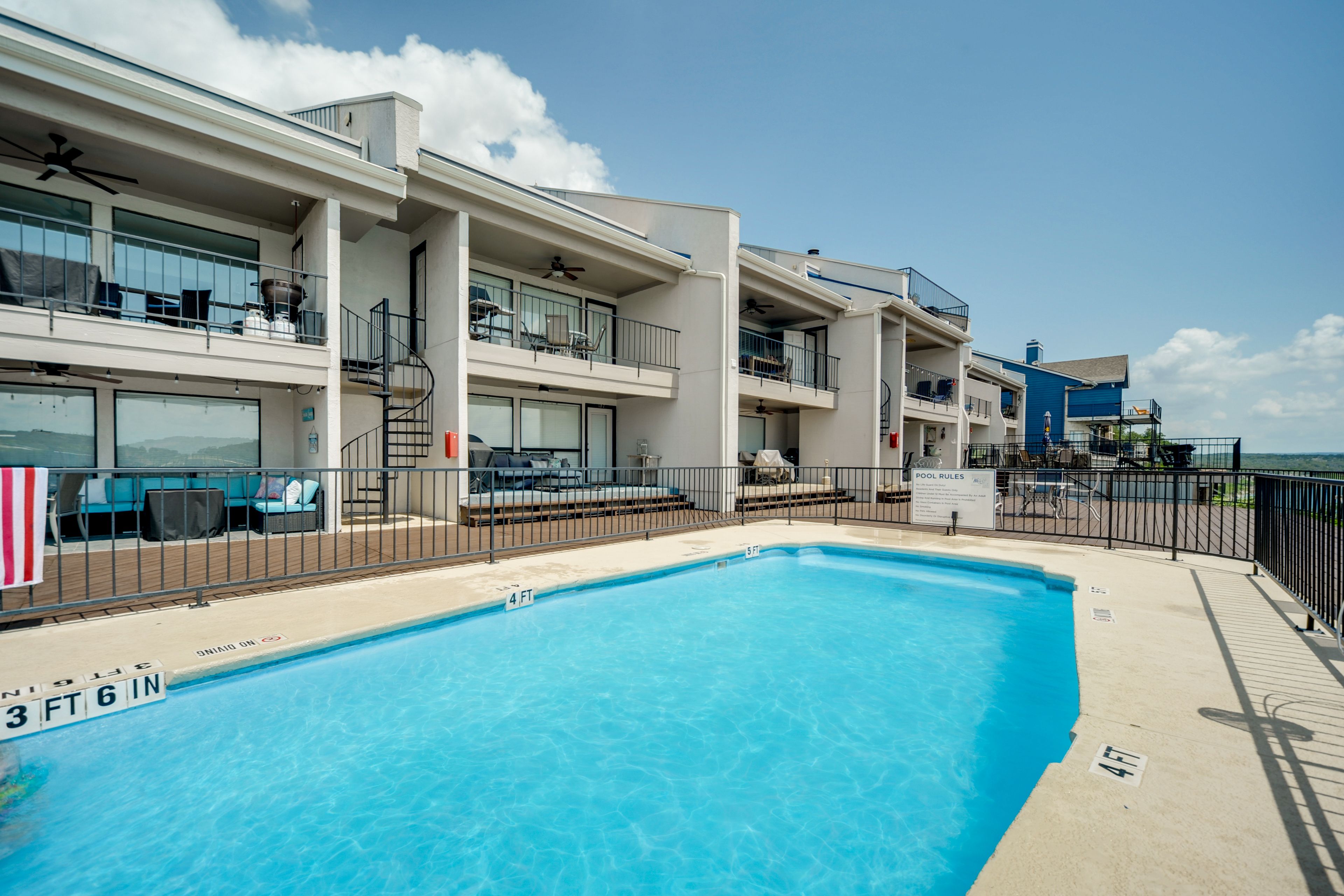 Community Amenities | Pool & Hot Tub