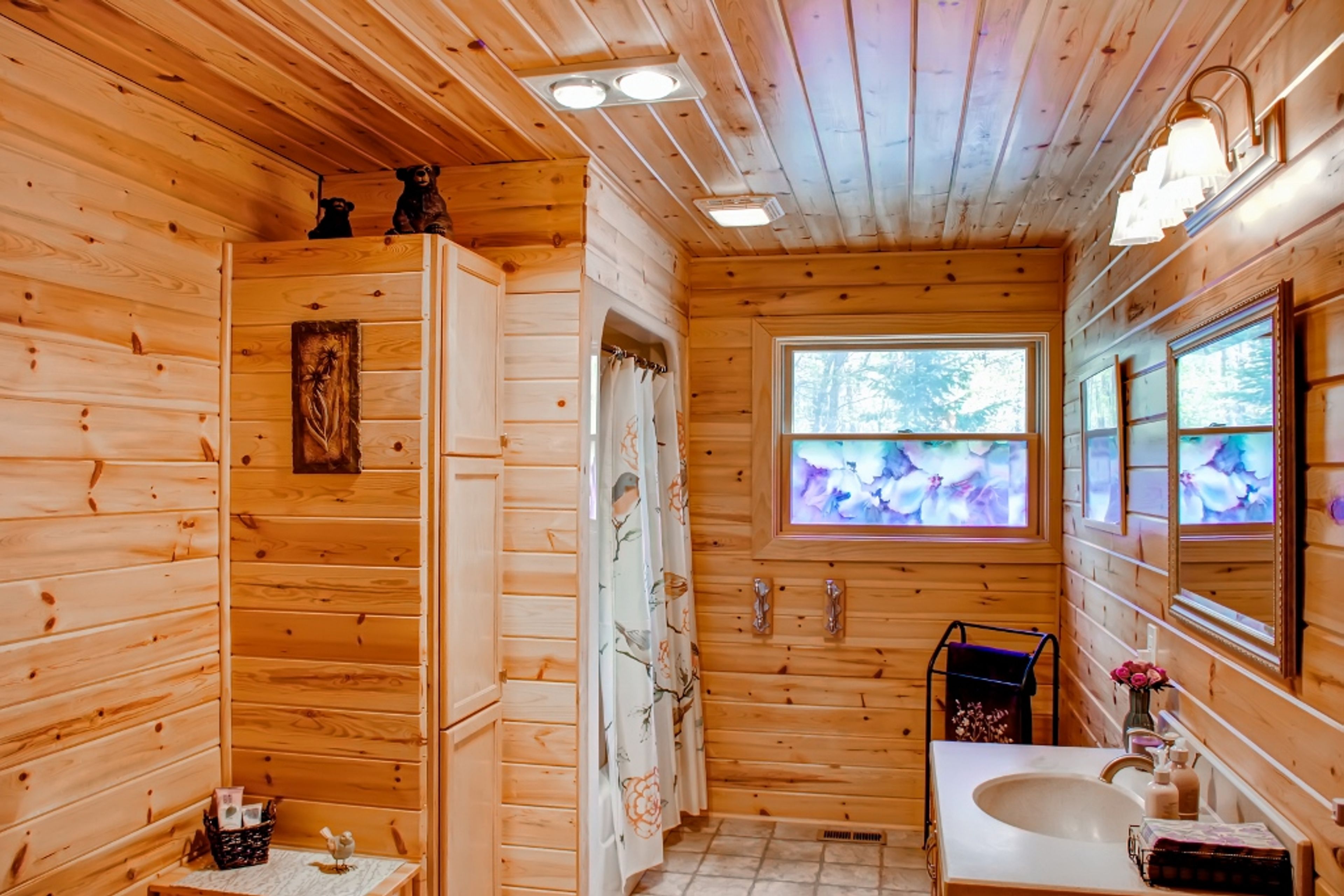 Full Bathroom | Towels Provided