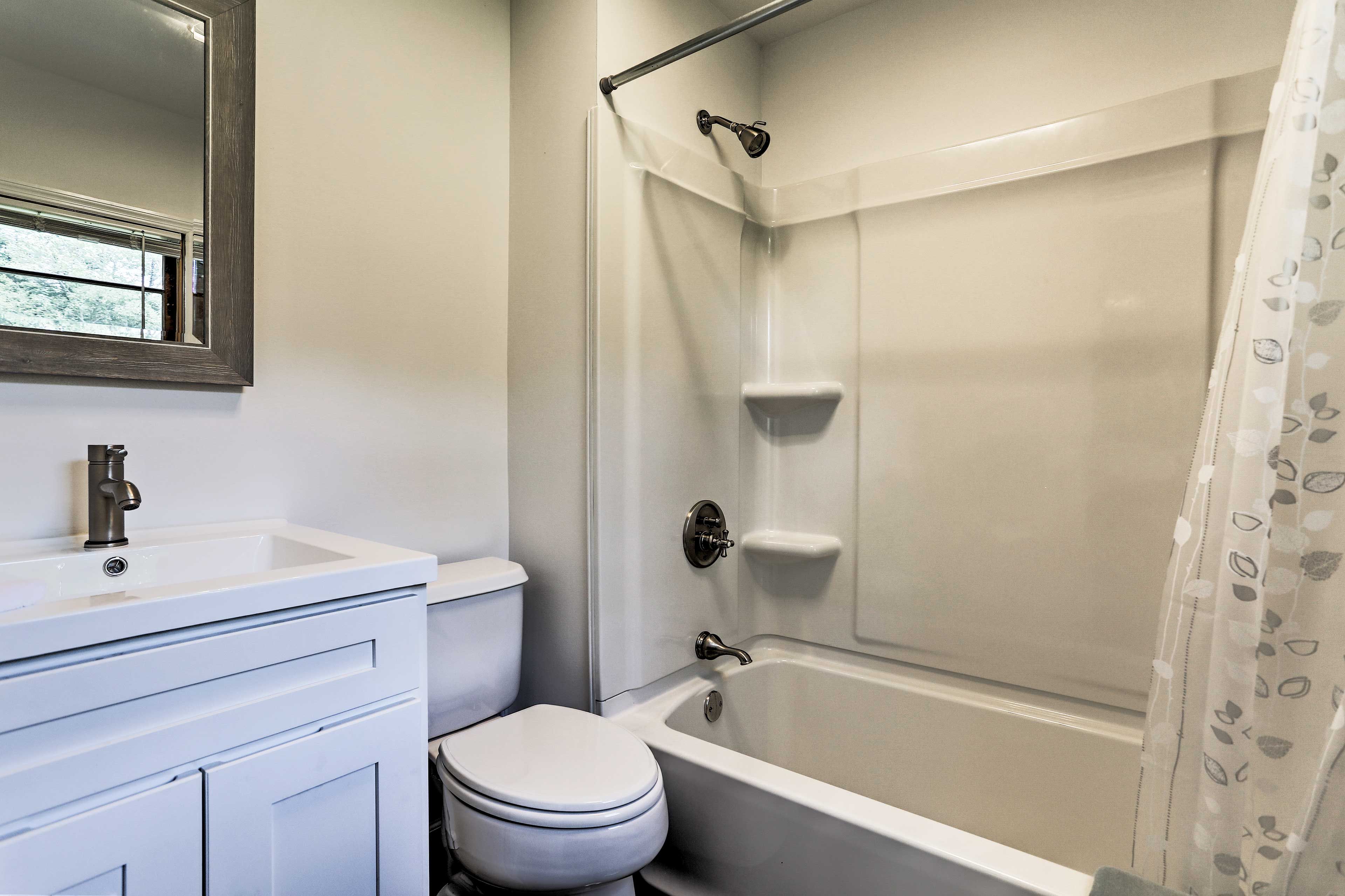 Full Bathroom | Towels Provided