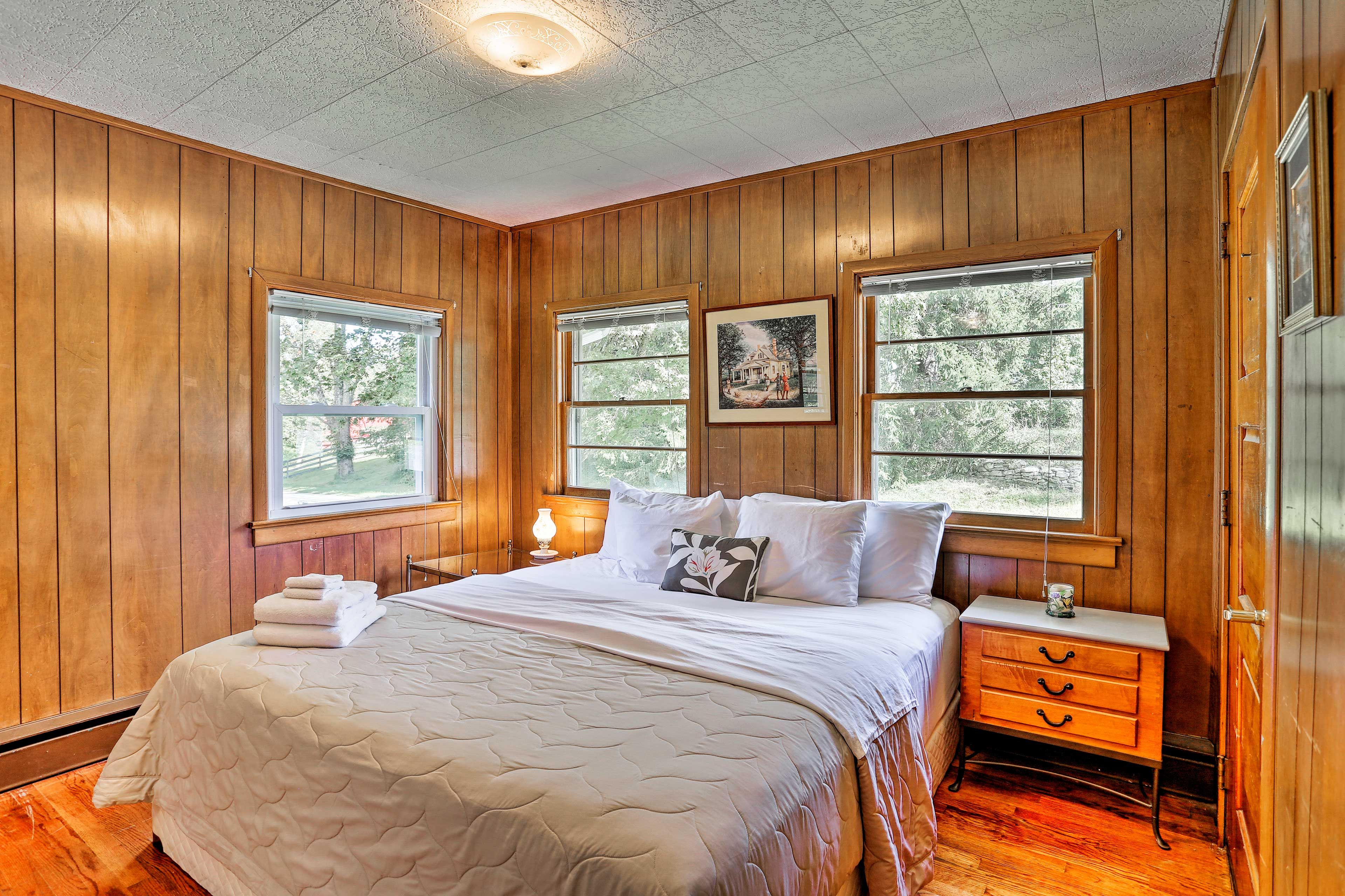 Bedroom 2 | King Bed | Linens Provided