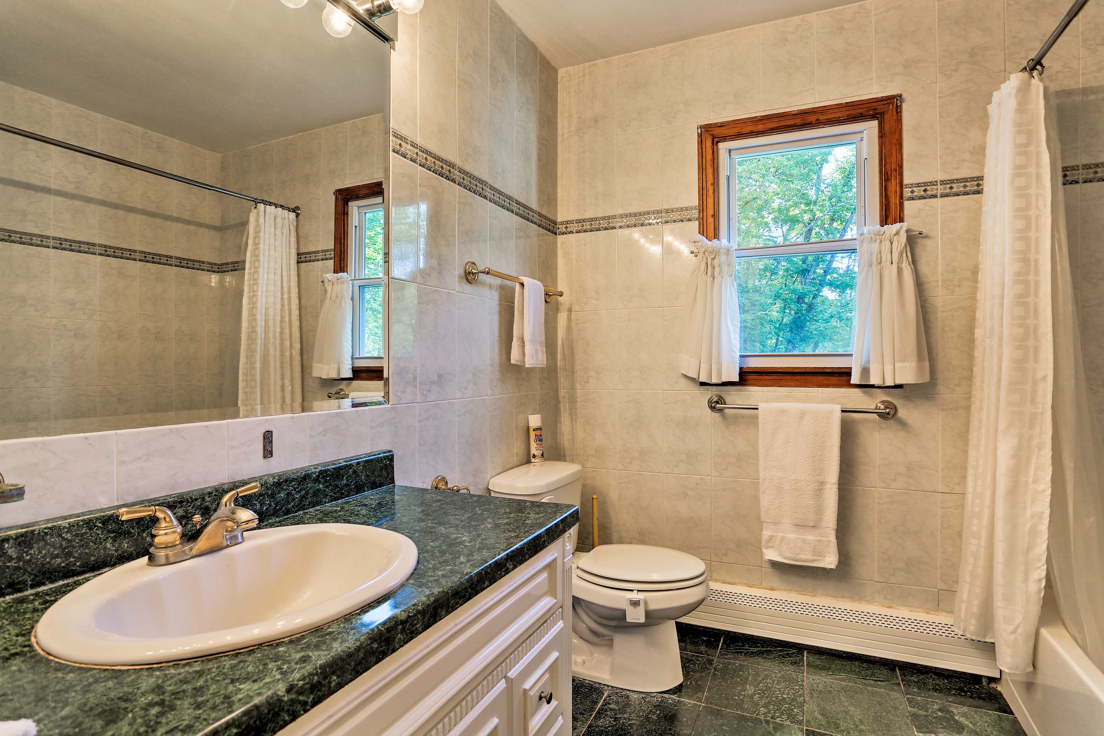 Full Bathroom | Towels Provided