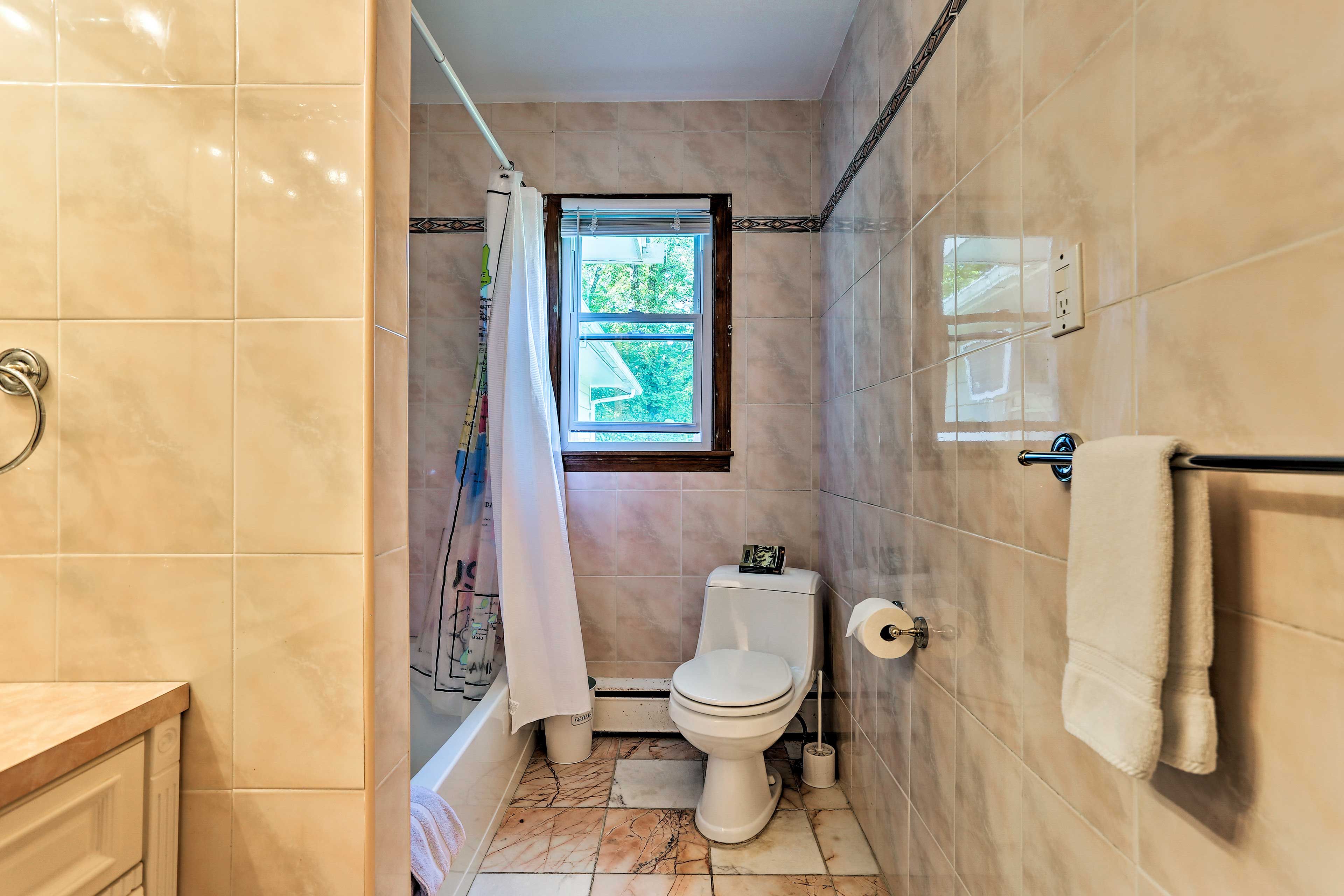Full Bathroom | Towels Provided