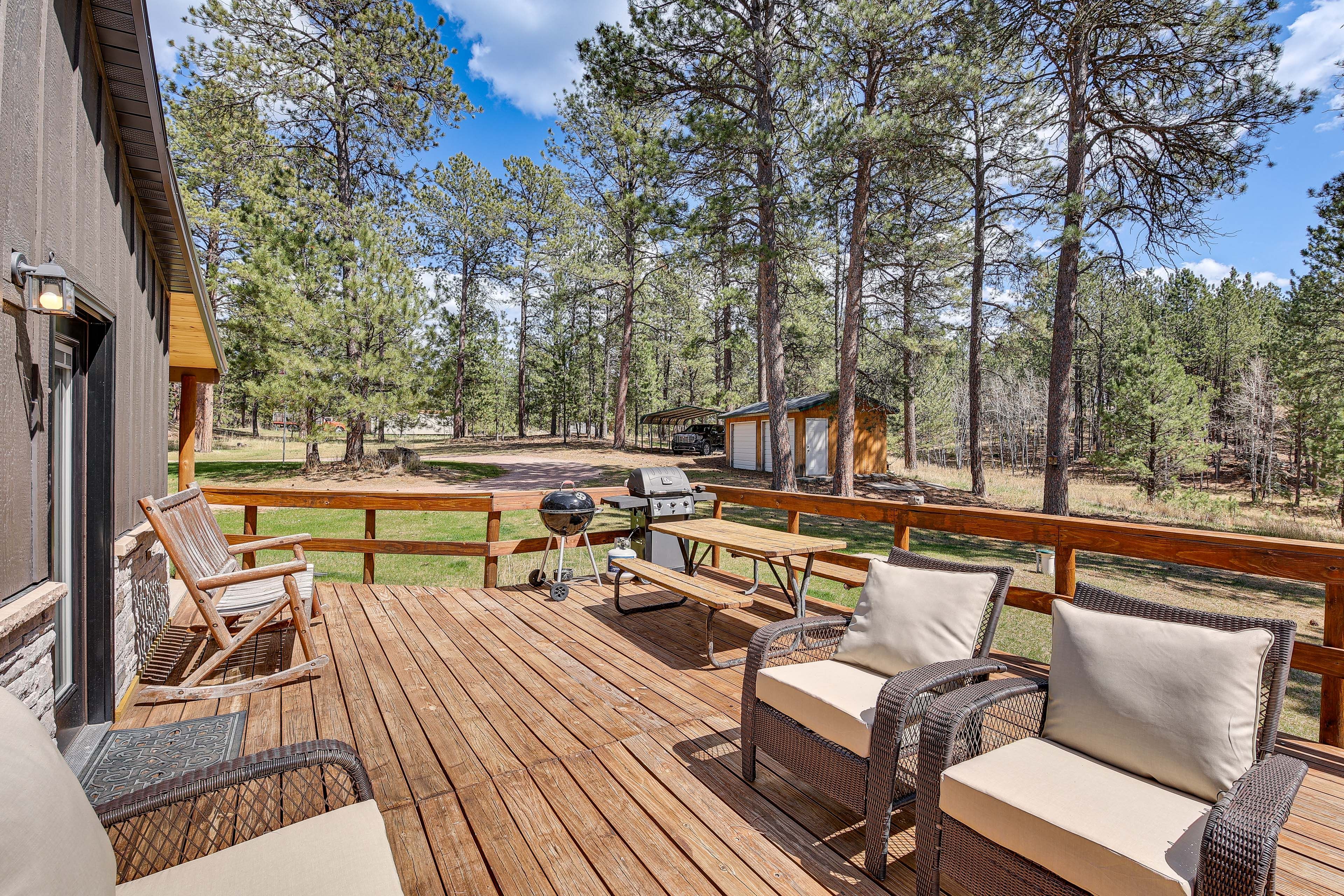 Deck | Outdoor Dining | Gas Grill | Charcoal Grill
