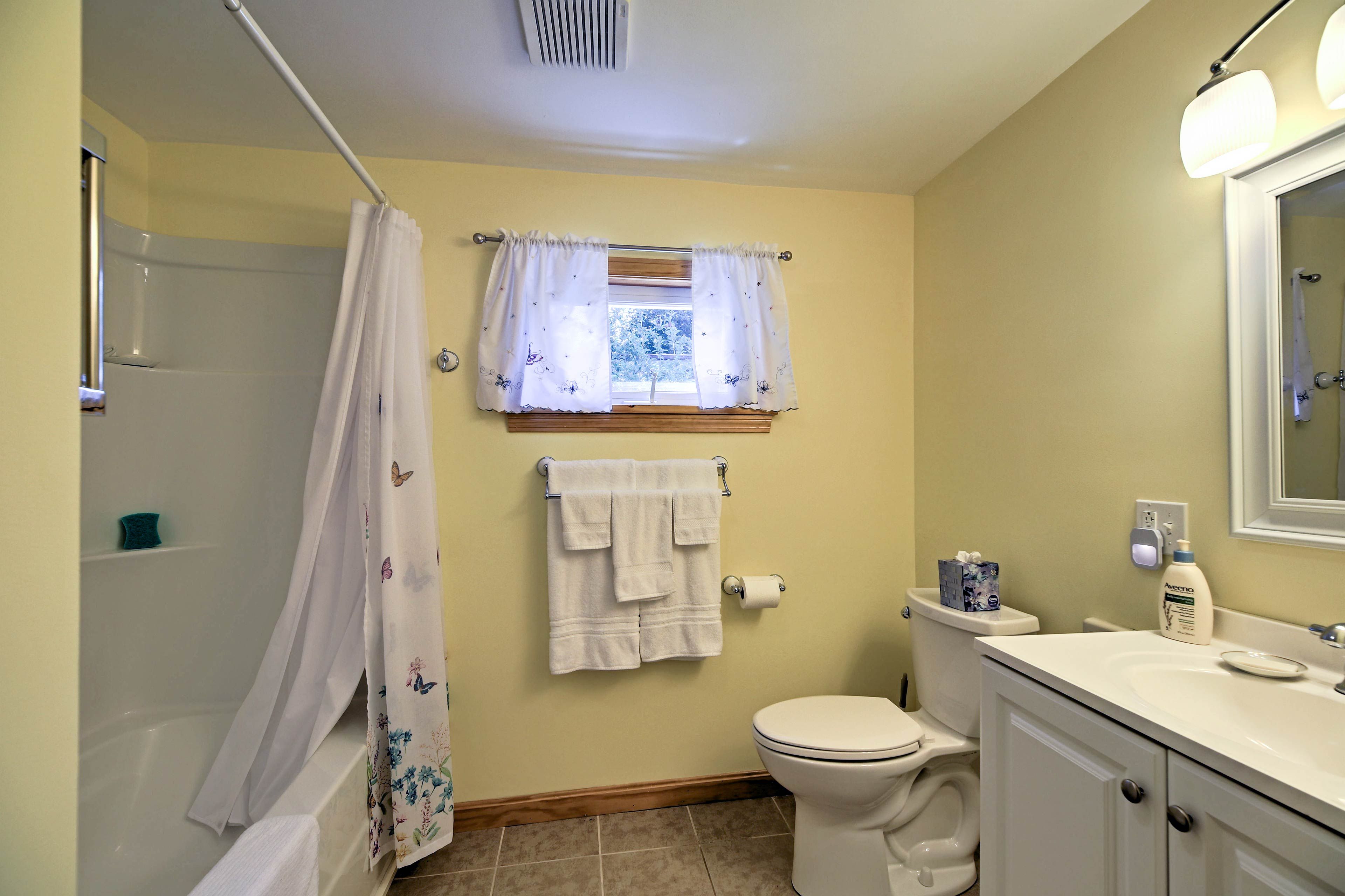 Full Bathroom | Towels Provided