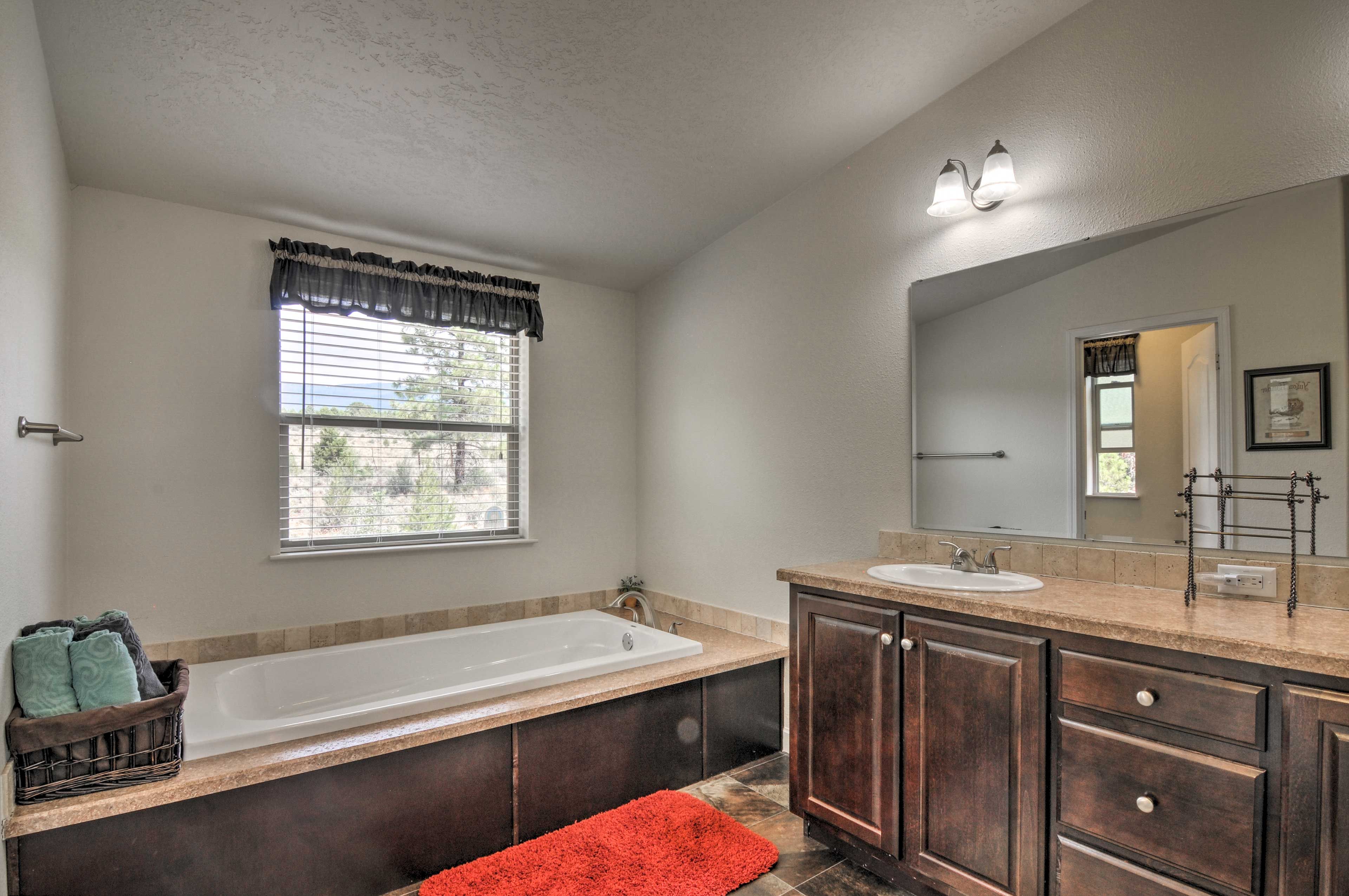 Full En-Suite Bathroom | Soaking Tub