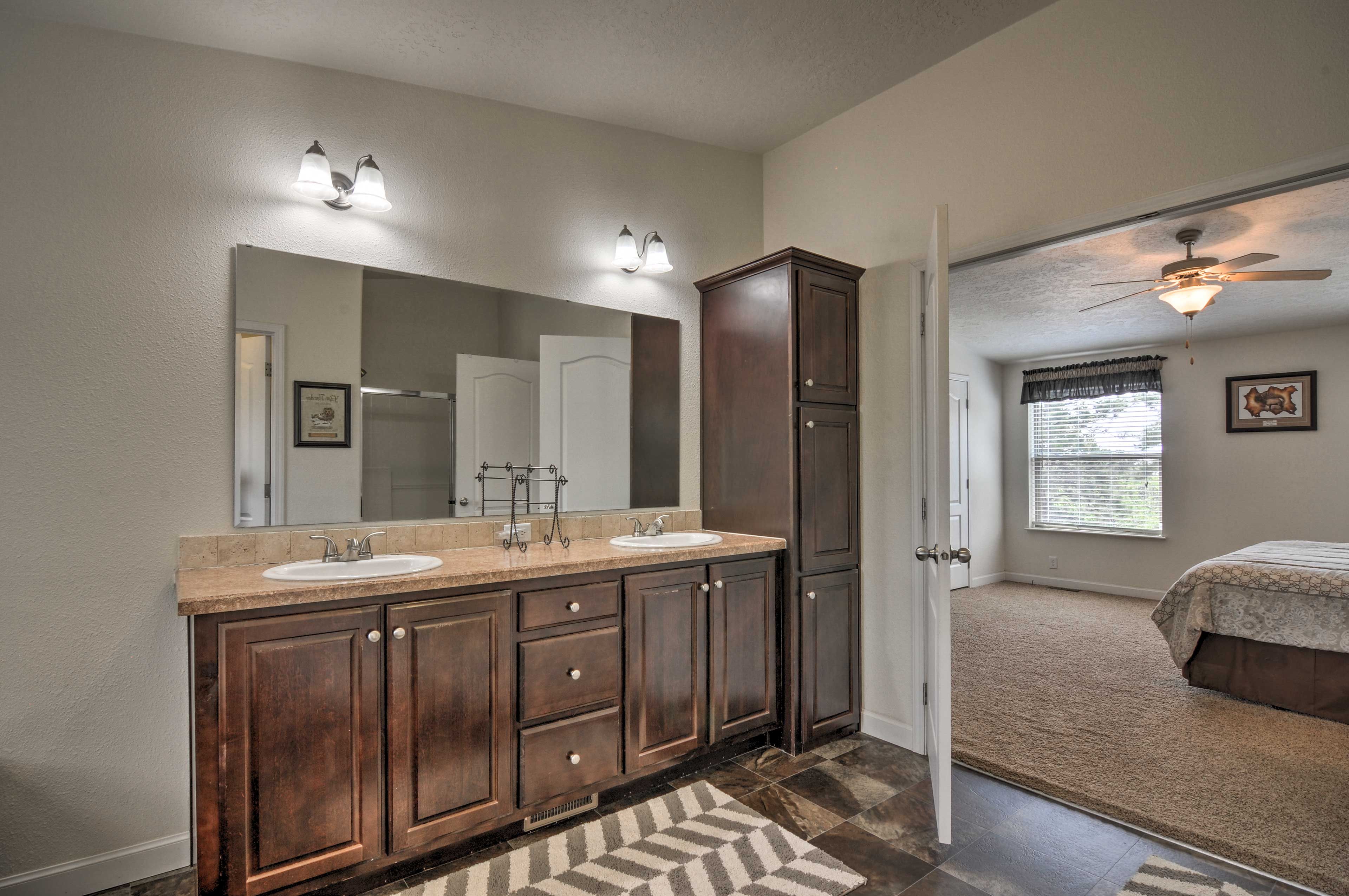 Full En-Suite Bathroom | Double Sinks | Towels Provided