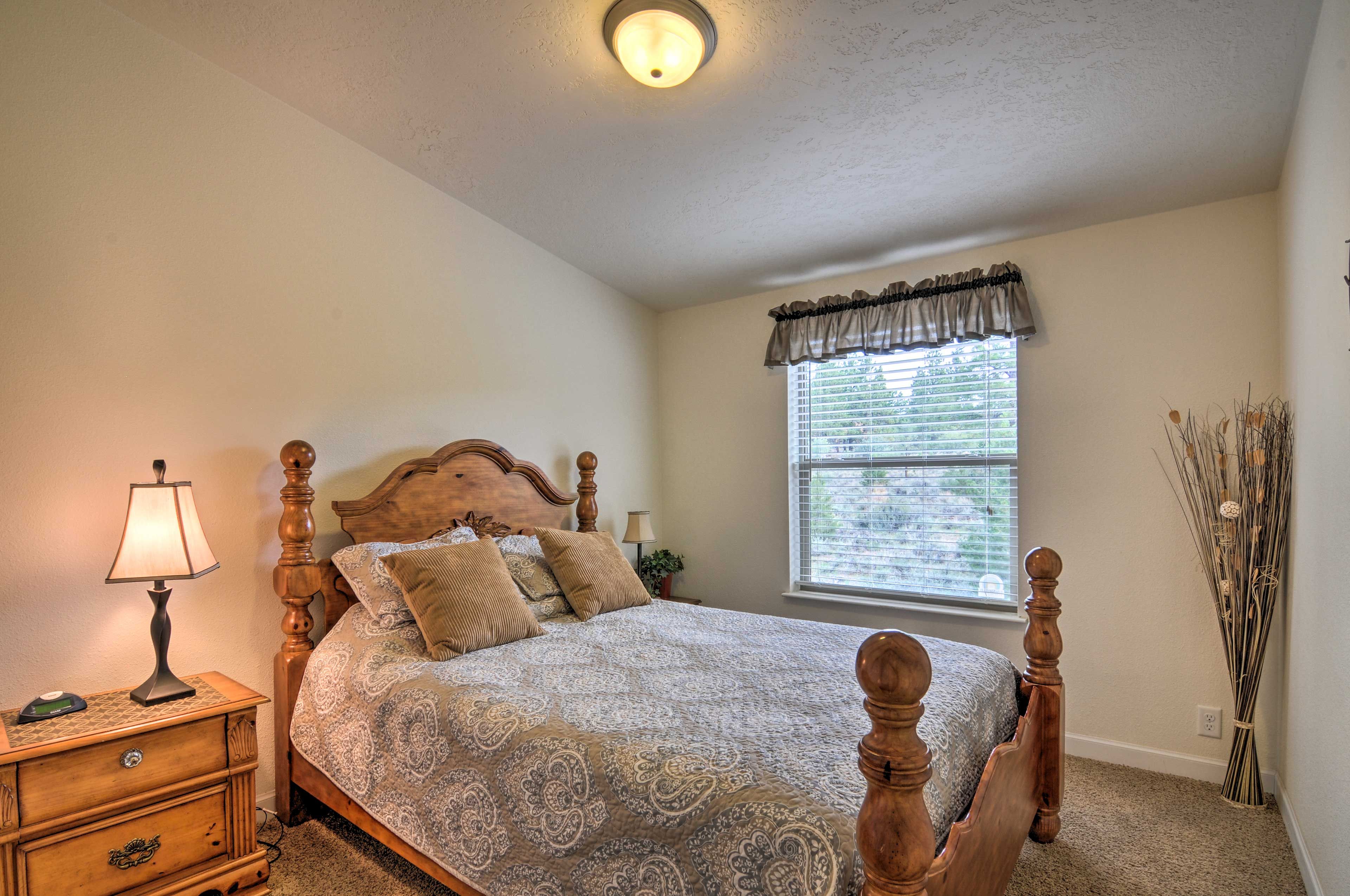 Bedroom 2 | Queen Bed