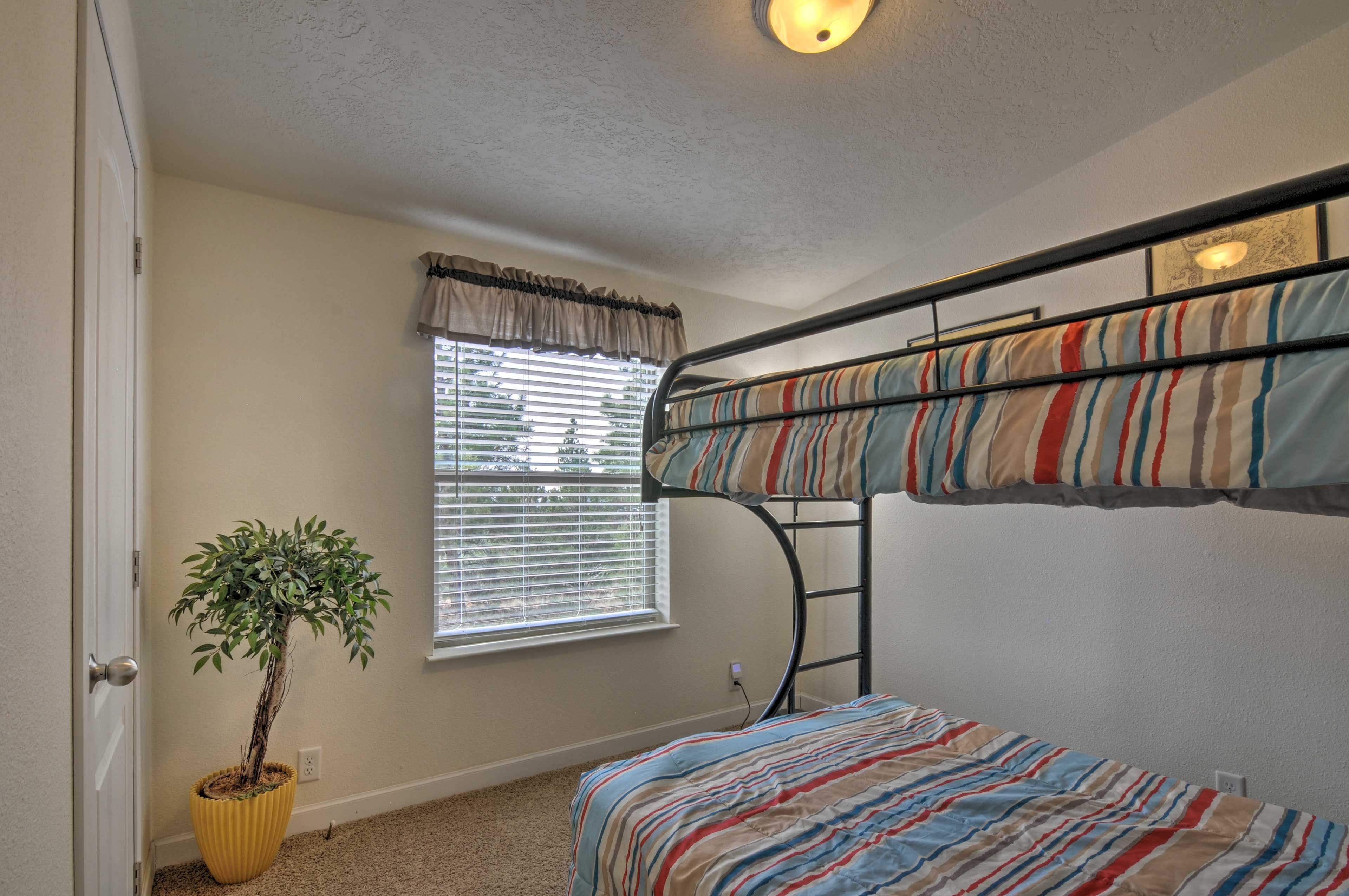 Bedroom 3 | Twin/Full Bunk Bed