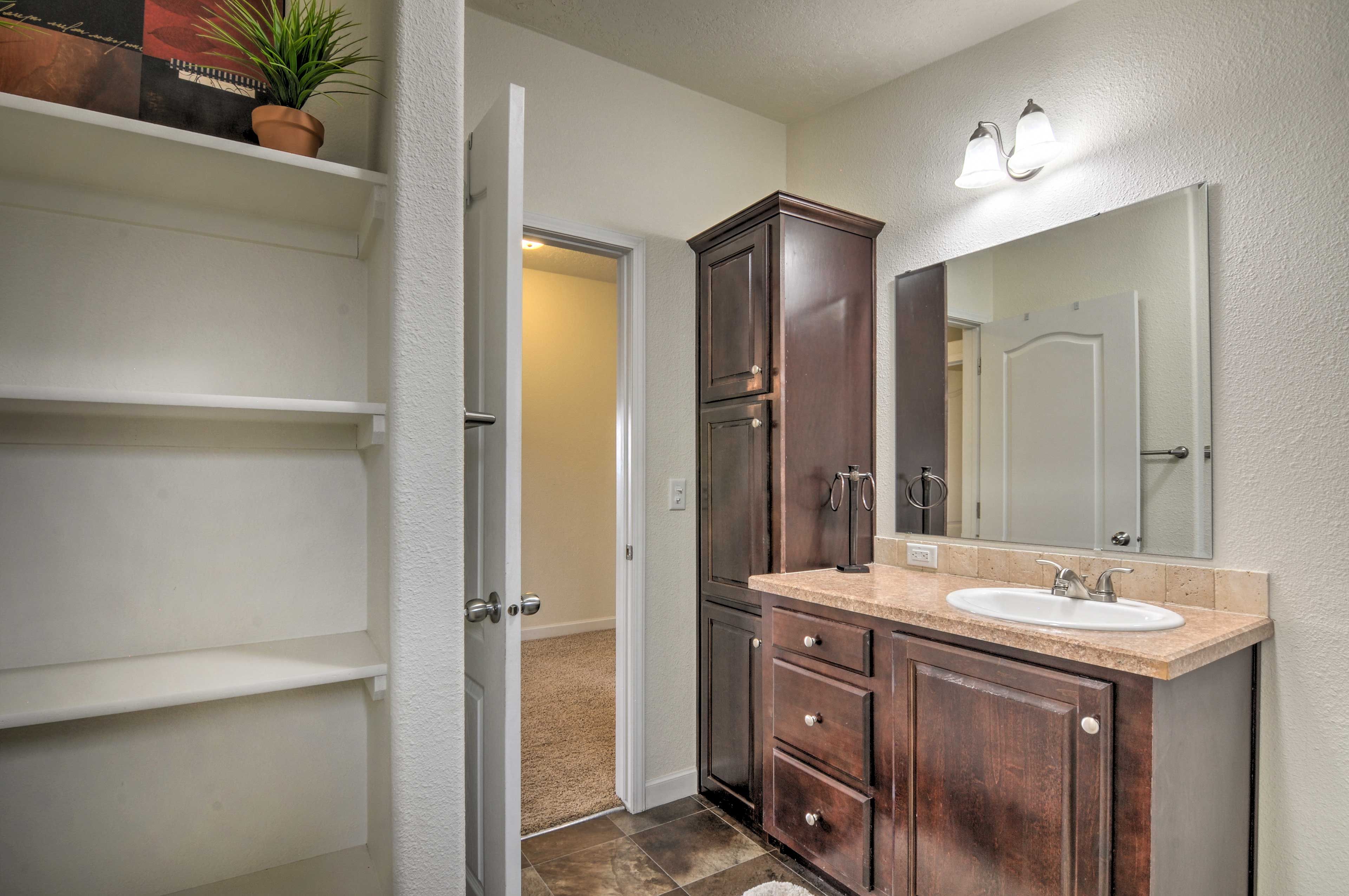 Full Bathroom | Towels Provided