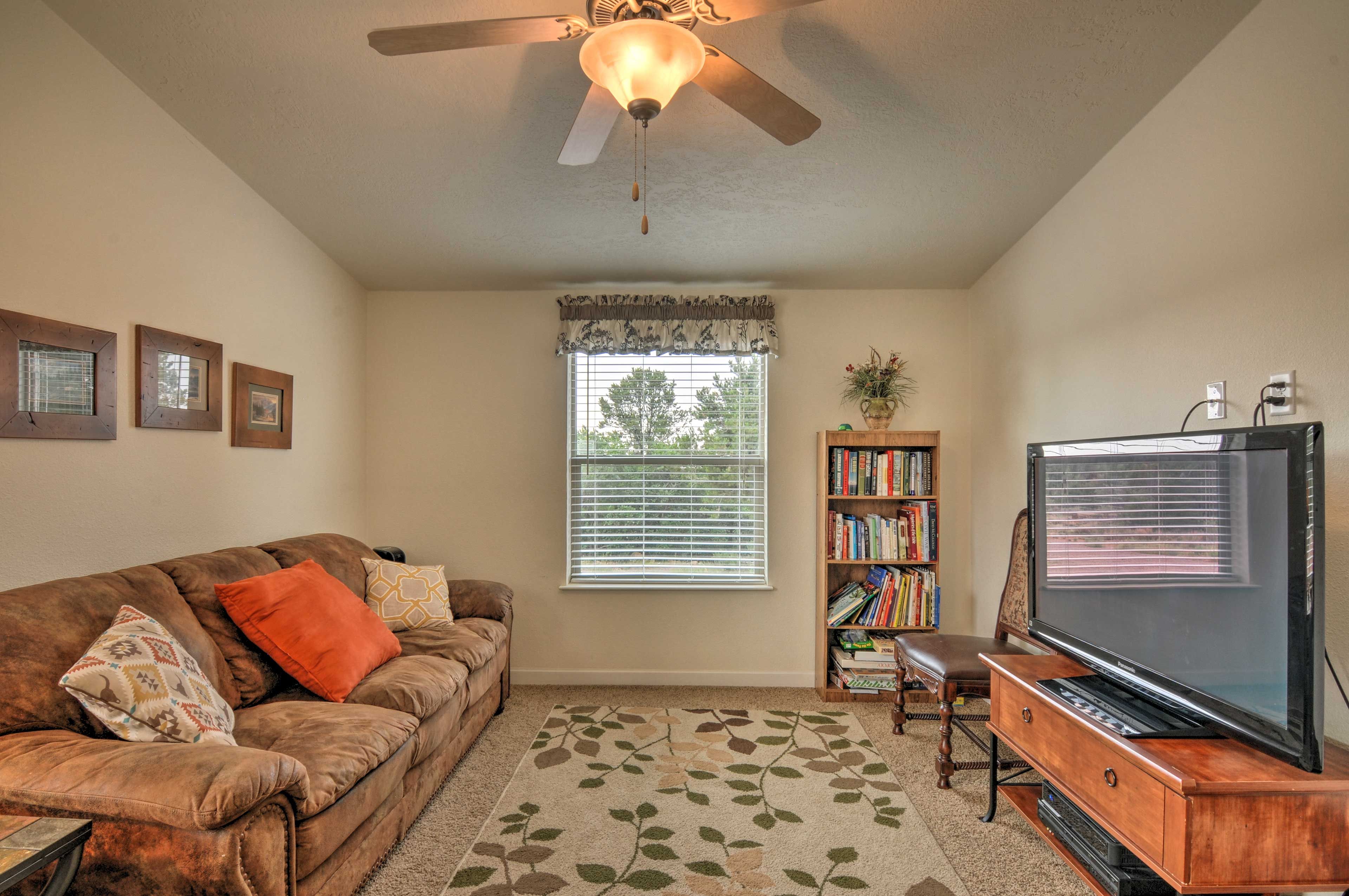 Living Room | Cable TV w/ DVD Player